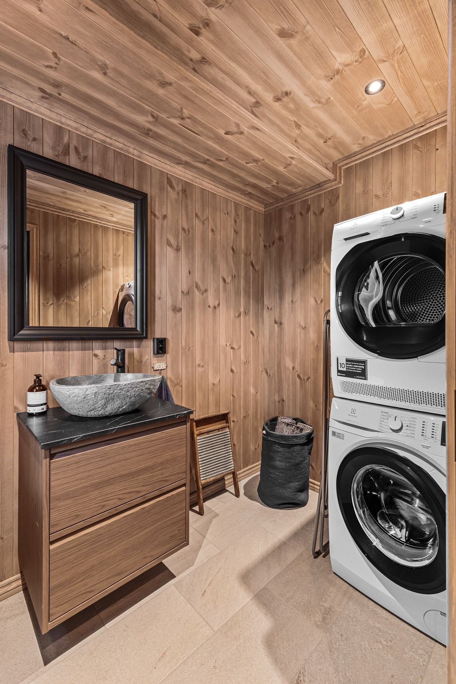 Vaskerom/gjestetoalett har flislagt gulv med vannbåren gulvvarme, toalett, servant. Vaskemaskin/tørketrommel følger med i salget. Det er installert elektrisk styrt vifte Galleribilde