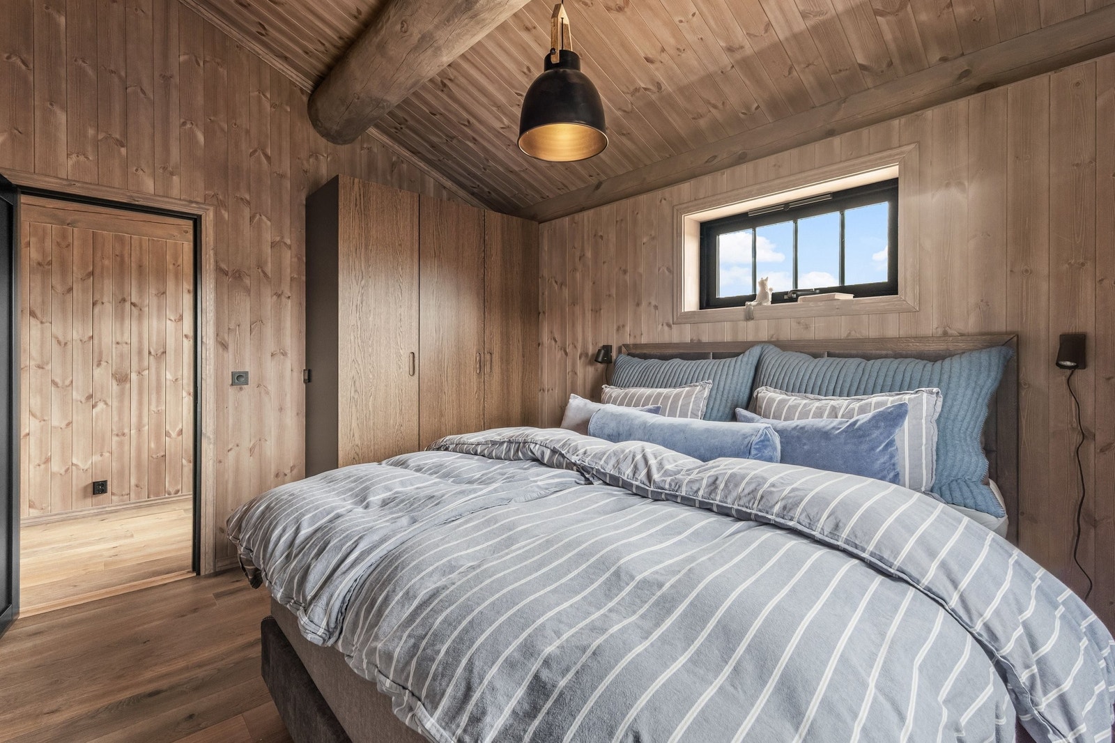 Master-soverommet har garderobeinnredning og inngang til en suite bad Galleribilde