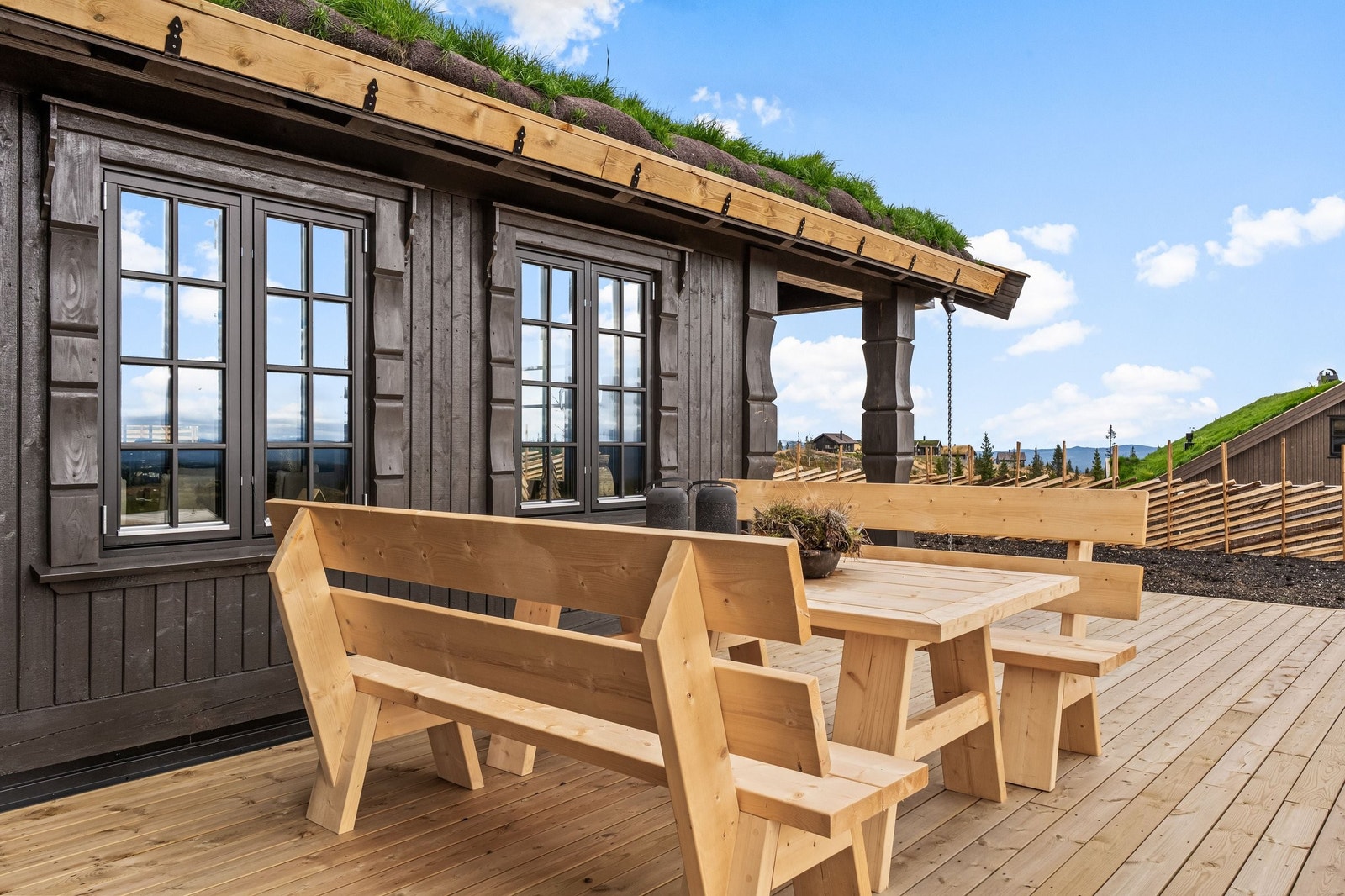 Spisegruppen er allerede på plass og følger med i salget Galleribilde