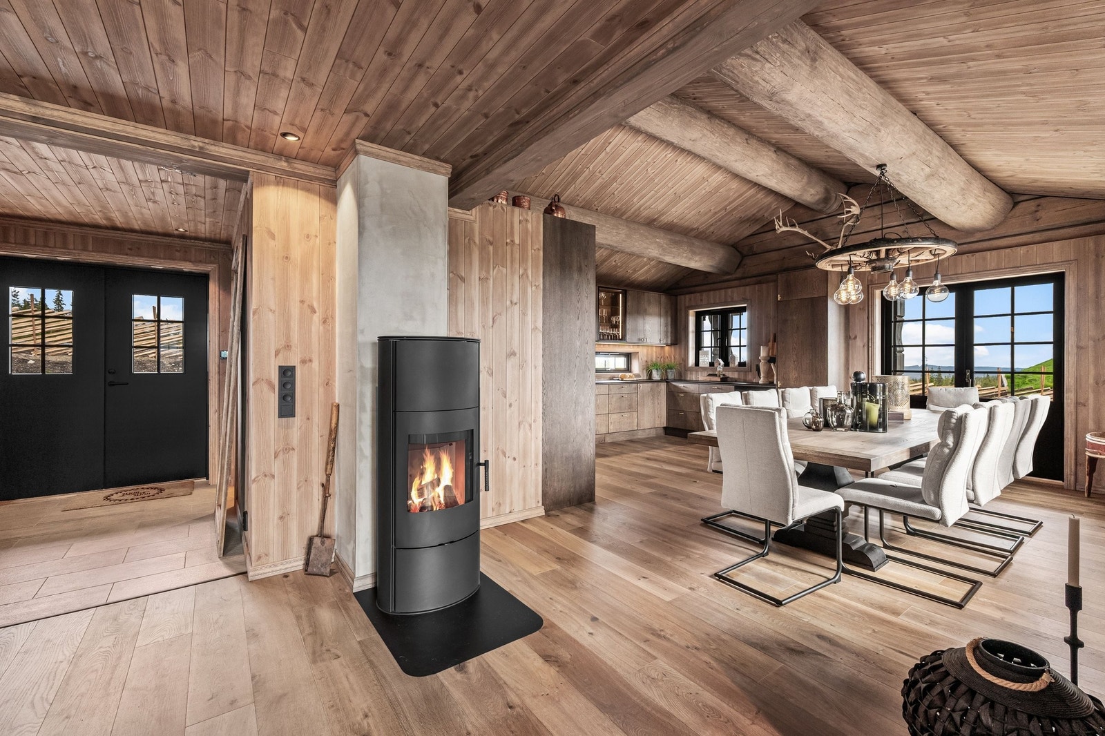 Stuen har åpen løsning mot spisestue og kjøkken Galleribilde