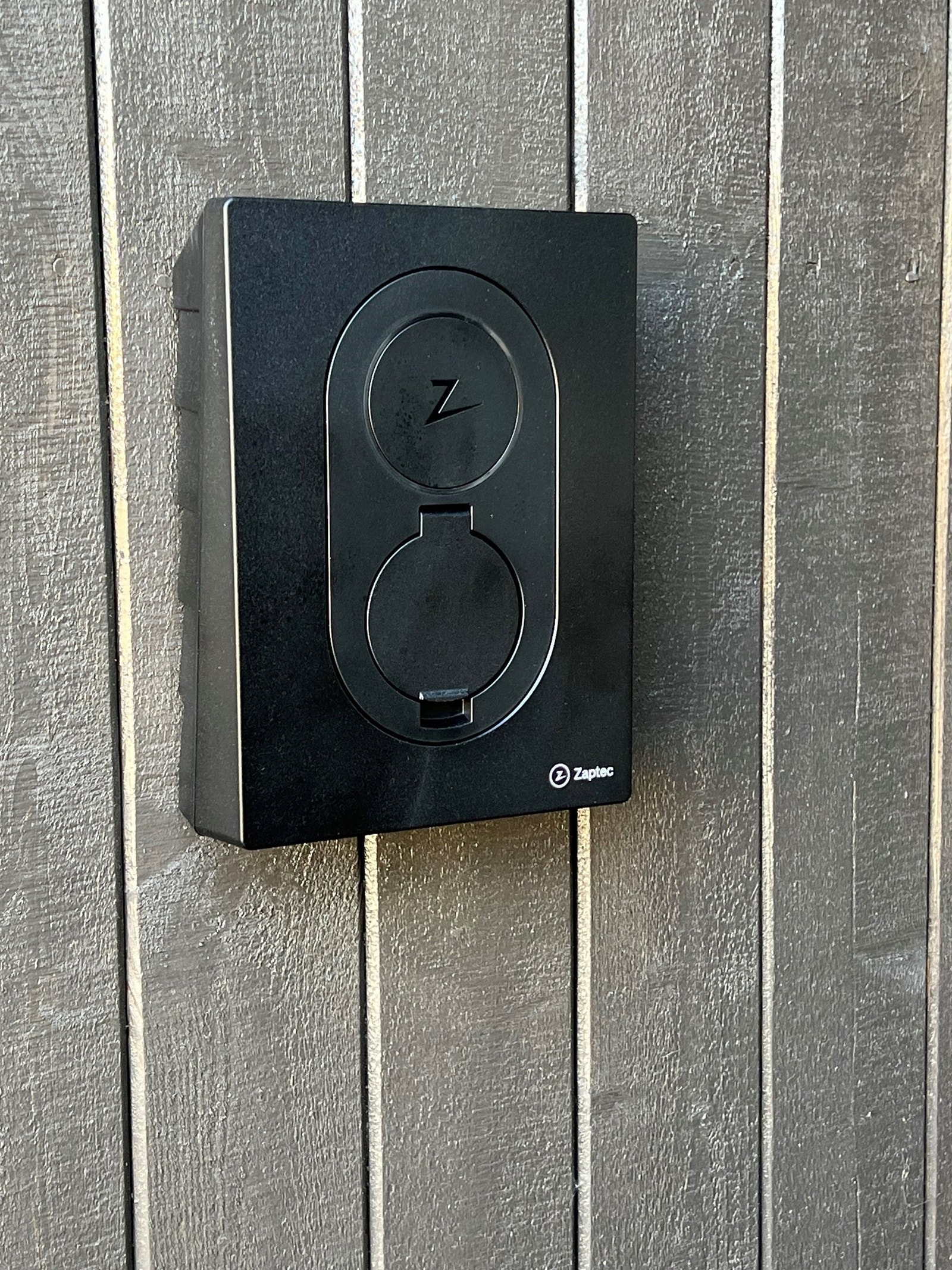 Ferdig montert lader for el-bil Galleribilde