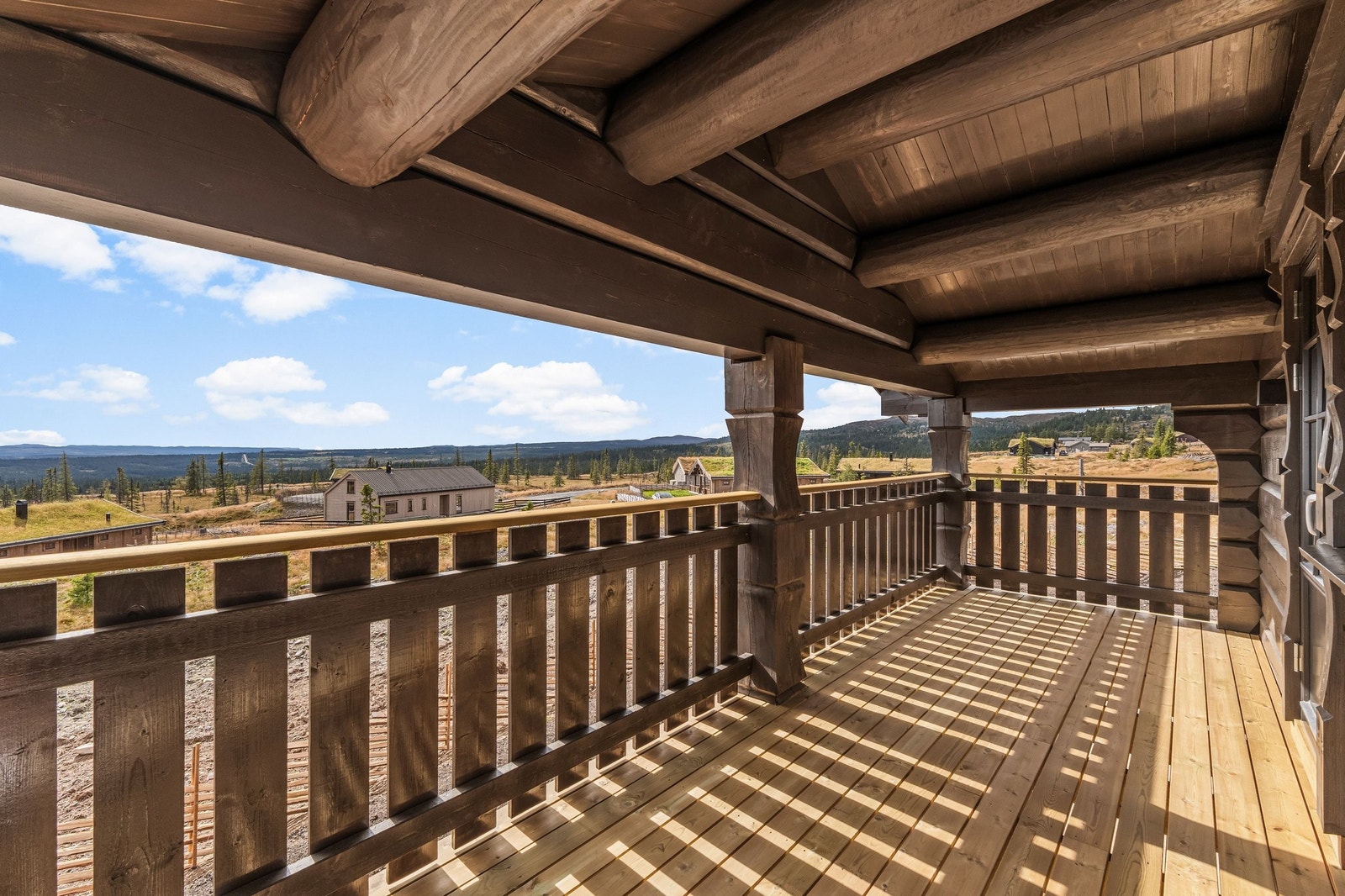 Her kan du nyte en stilfull, nyoppført hytte med solrik plassering og vidstrakt utsikt Galleribilde