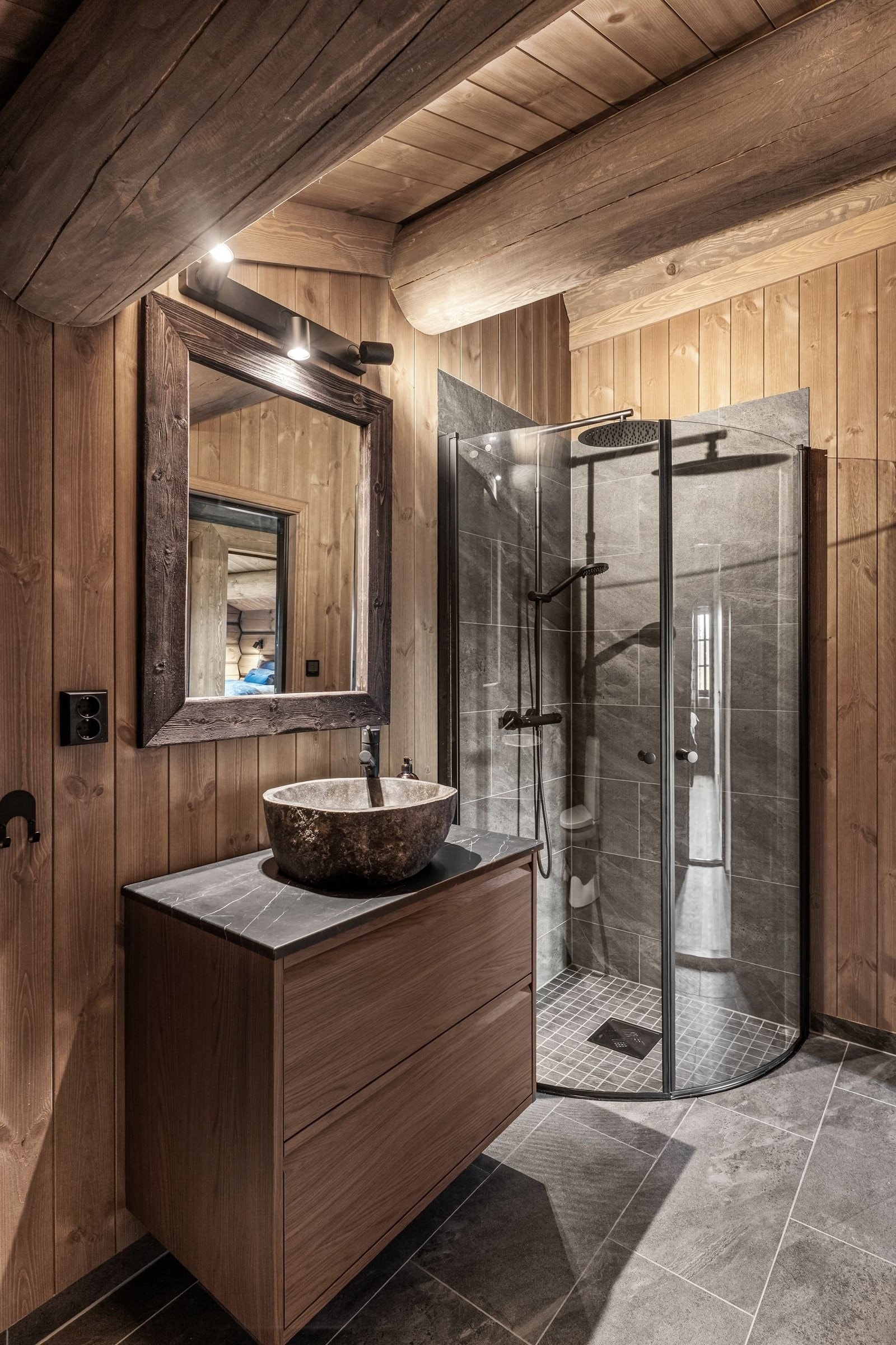 Badet i 2 etasje har skrå himling med synlige takåser som skaper en hyggelig atmosfære. Rommet har flislagt gulv med vannbåren varme og elektrisk styrt vifte Galleribilde