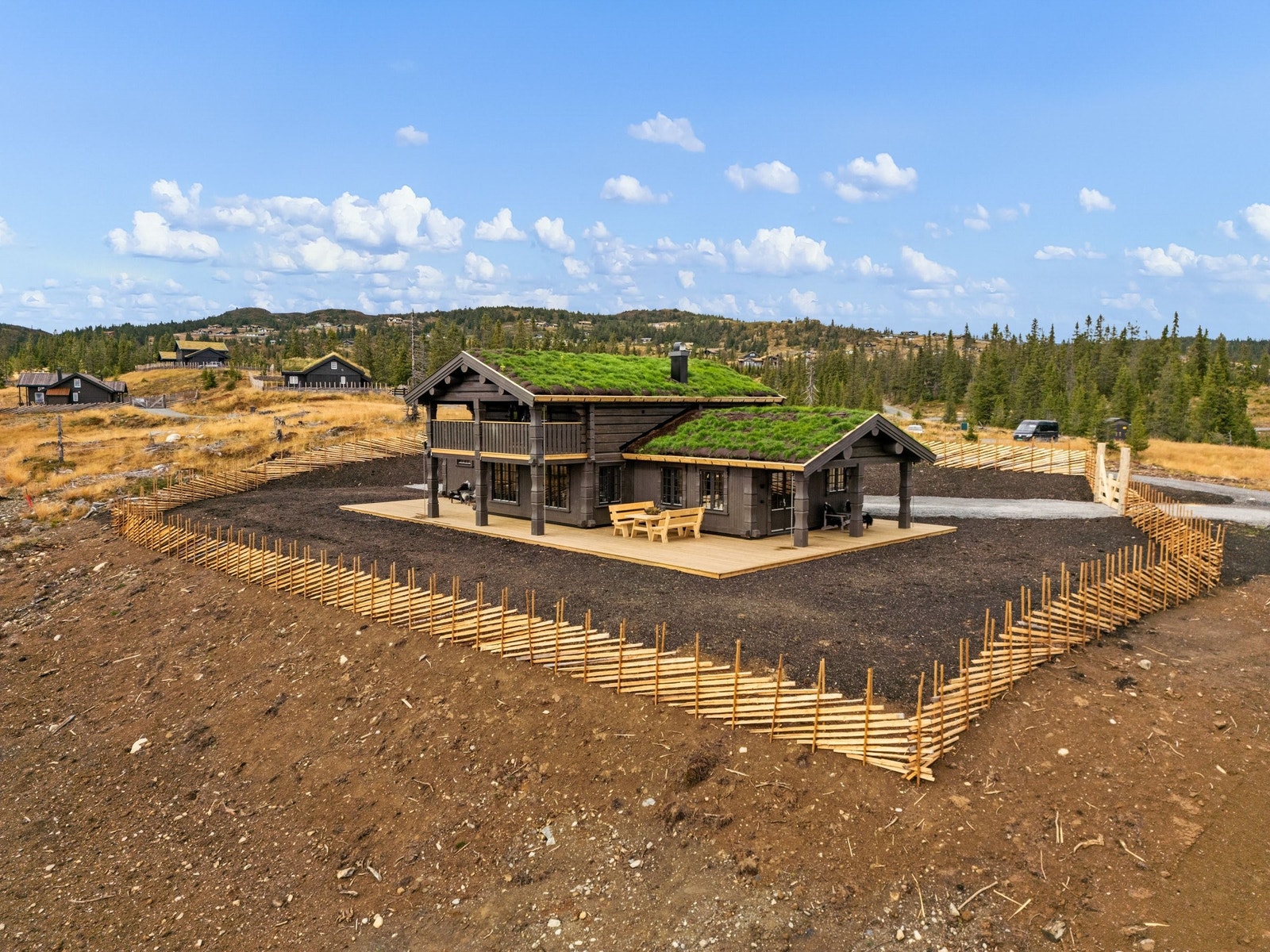 Hytta er perfekt plassert på en høyde med storslått utsikt over kulturlandskapet Galleribilde