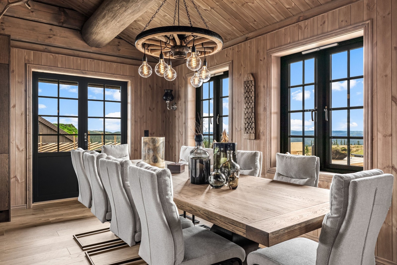 Her er det lagt til rette for hyggelige samlinger med familie og venner - et naturlig samlingspunkt i hytta Galleribilde