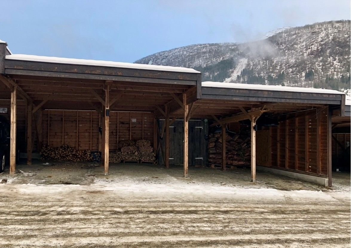 Fast plass i carport med el-bil lader. Lader deles med nabo. Det er plass til oppbevaring av ved mm. Flere har bygget skiskap. Carport har nytt tak i 2025 Galleribilde