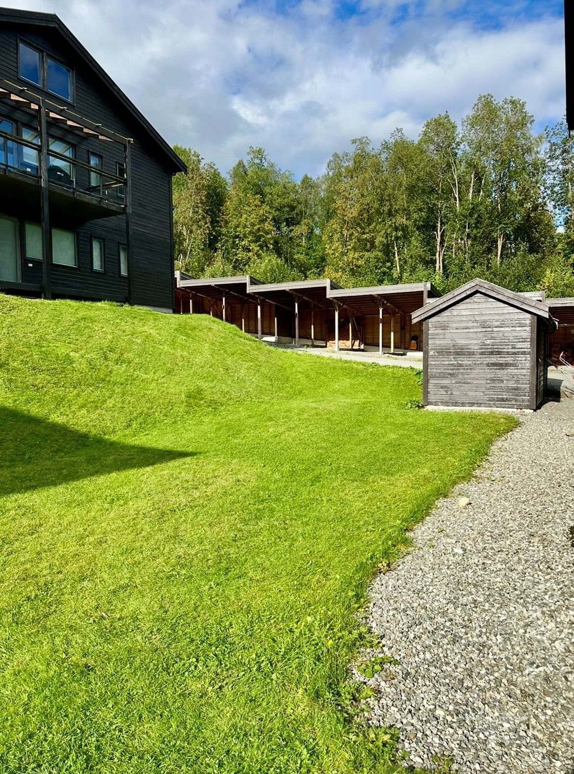 Stor og flat plen som innbyr til lek og moro. Sameiet har investert i robot gressklipper. Galleribilde