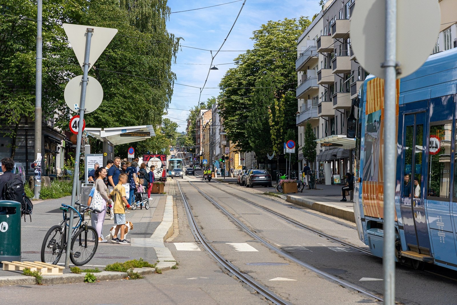 Området har svært gode kollektivforbindelser. Trikk 17 og 18 stopper på Adamstuen, mens bussene 20, 21, 25, 28 og 37 samt flybussen går fra nærliggende holdeplasser. Galleribilde