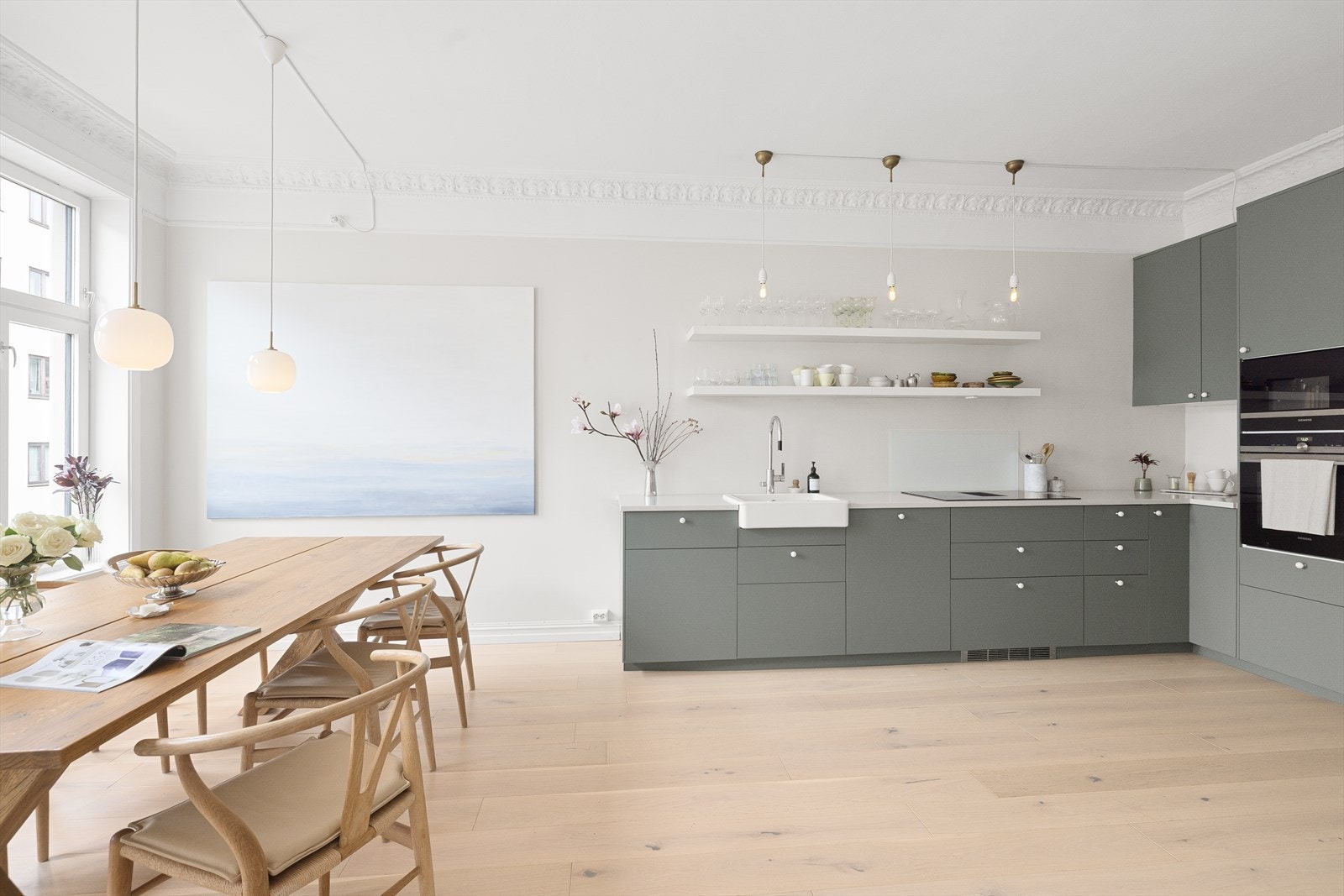 Kjøkkenet ligger i åpen løsning mot spisestuen og vedovnen, som gjør det til et hyggelig og sosialt område i leiligheten. Galleribilde