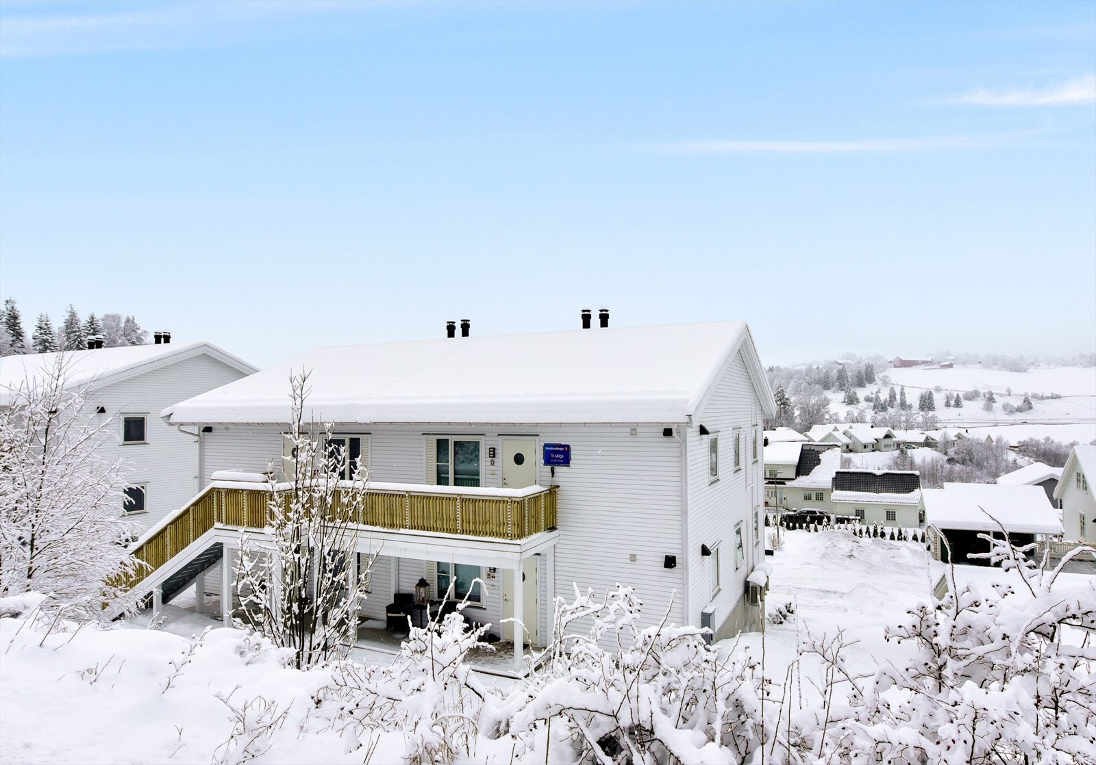 Egen utvendig trapp opp til leilighetens inngangsparti Galleribilde