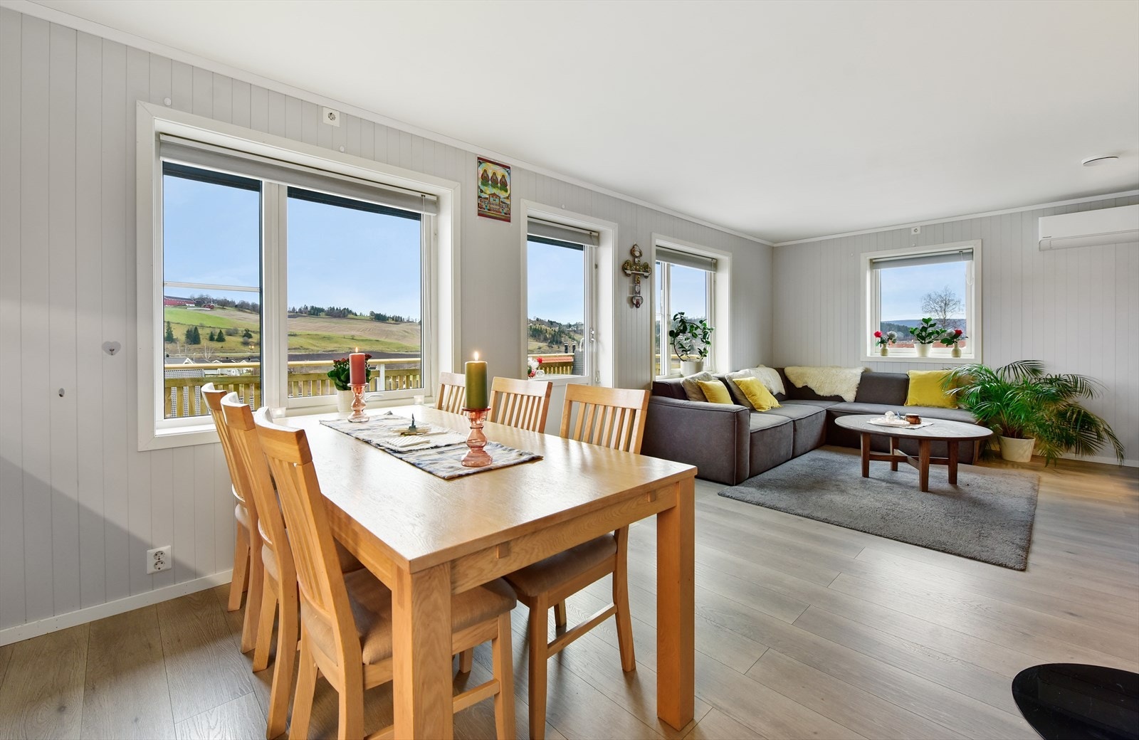 Det er fin utsikt fra spisestuebordet Galleribilde