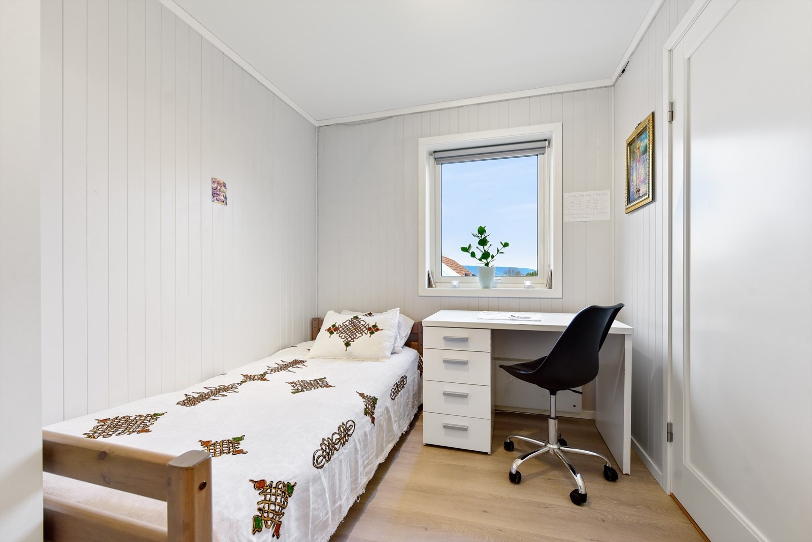 Det andre soverommet egner seg godt som barnerom, gjesterom eller kontor Galleribilde