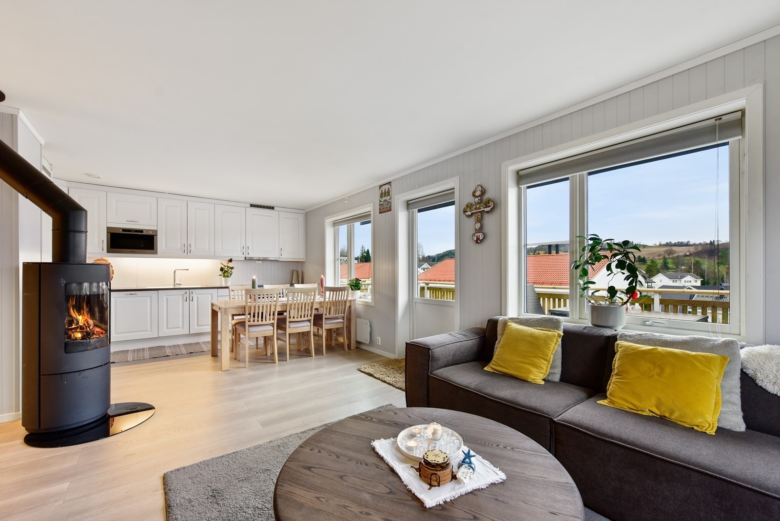 Store vinduer gir fin utsikt og masse lys! Galleribilde