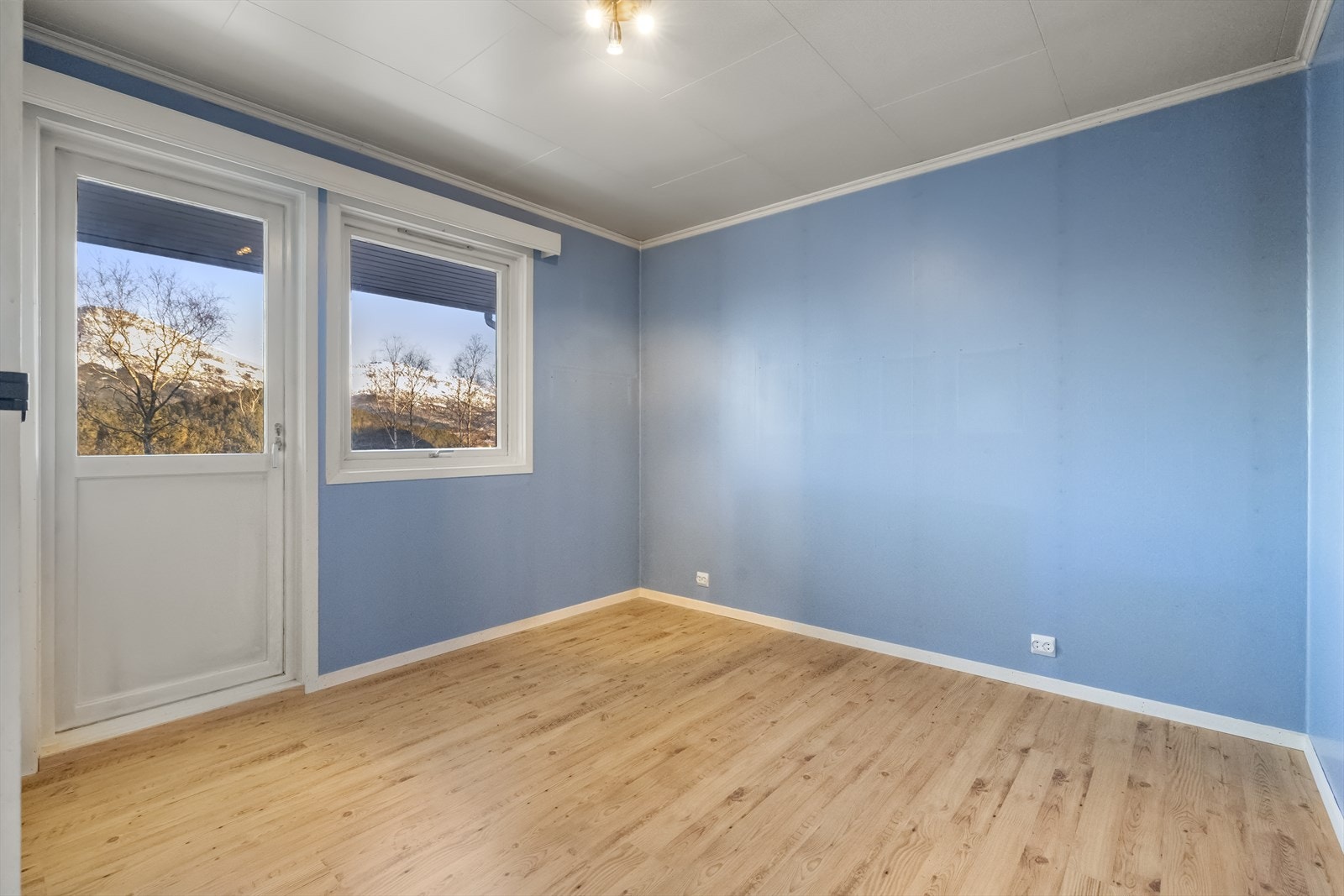 Soverom med utgang til altan Galleribilde