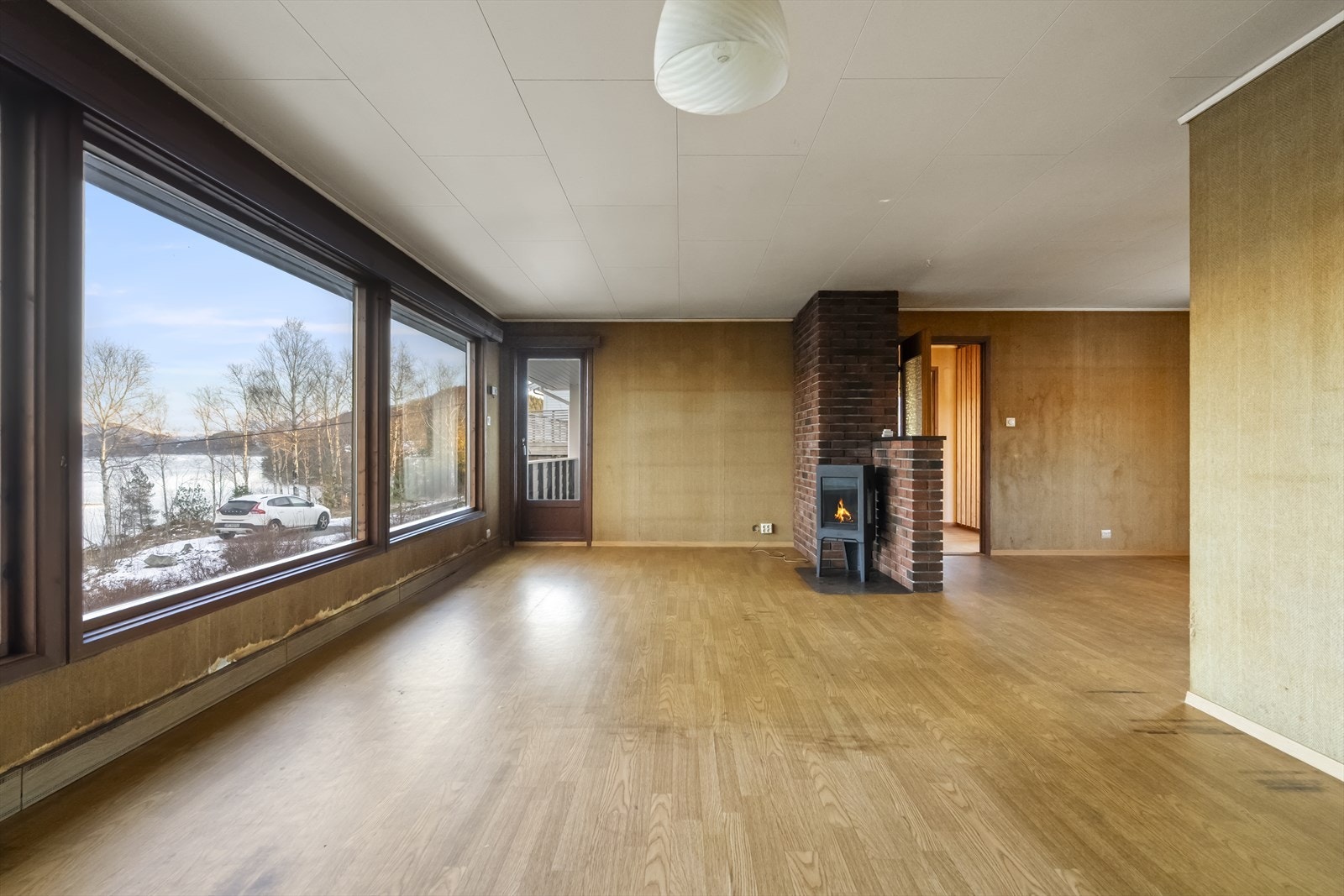 Ei stor og luftig stove som er lett å innrede etter ønske Galleribilde