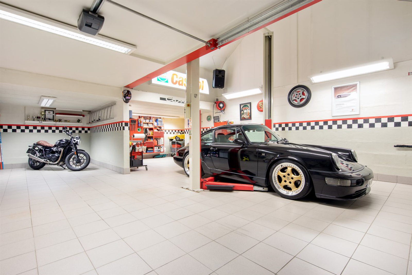 En helt unik dobbelgarasje med plass til opptil 4 biler, gulvvarme, elbillader og løftebukk gjør eiendommen spesielt attraktiv. Galleribilde