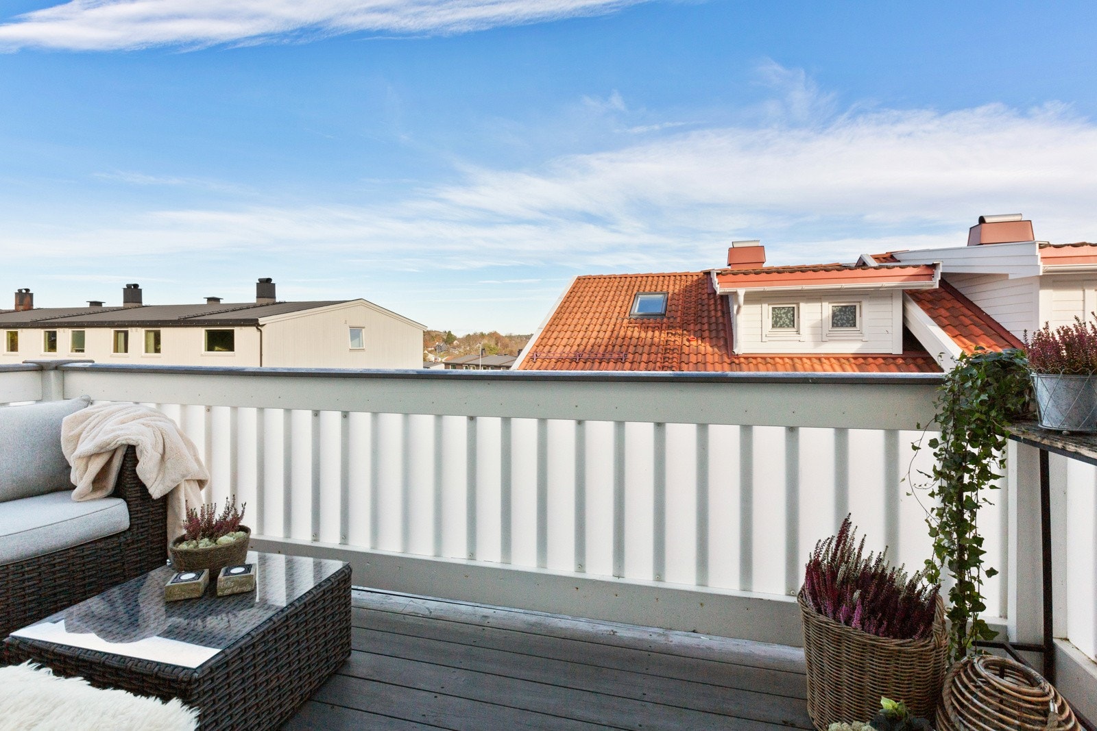 Med garasje og kort gangavstand til sentrum er dette en perfekt beliggenhet for deg som ønsker både ro og nærhet til byens fasiliteter. Galleribilde