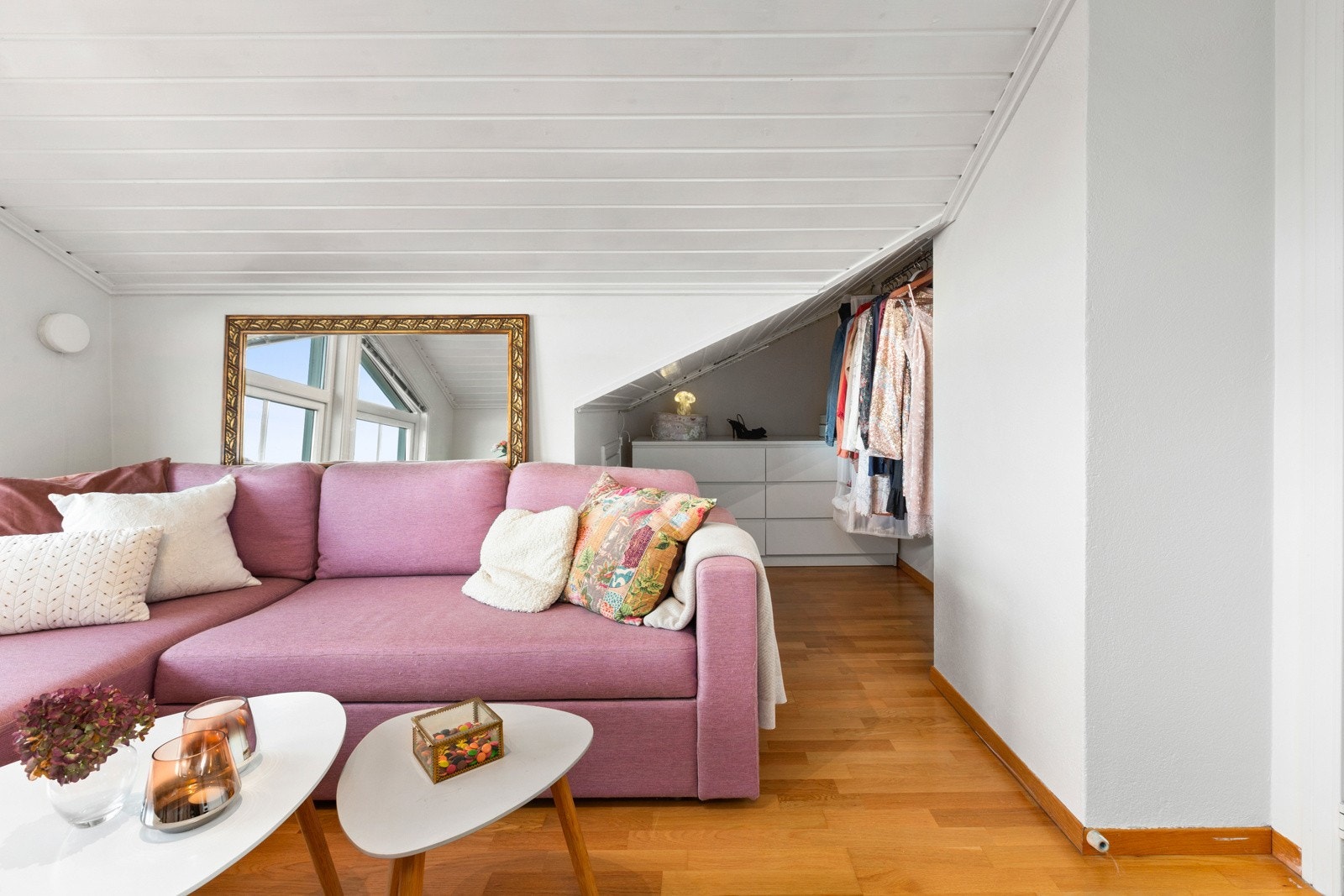 Det er innredet med både seng, sofa, skrivebord og skuffeseksjoner. Galleribilde