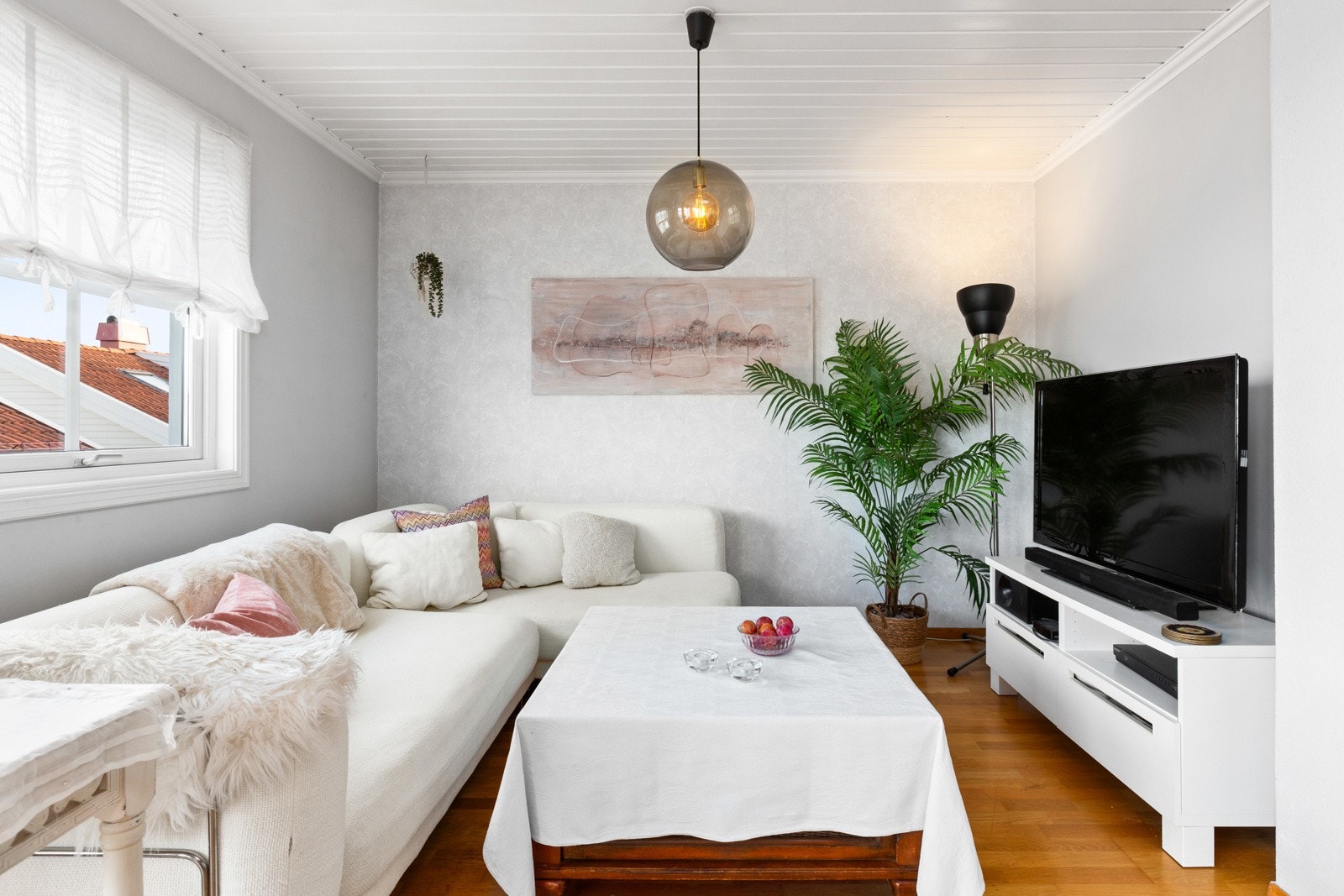 Stuen, med gulv av parkett og veggoverflater av slettmalte flater, er innbydende for ulike møbleringsløsninger. Galleribilde