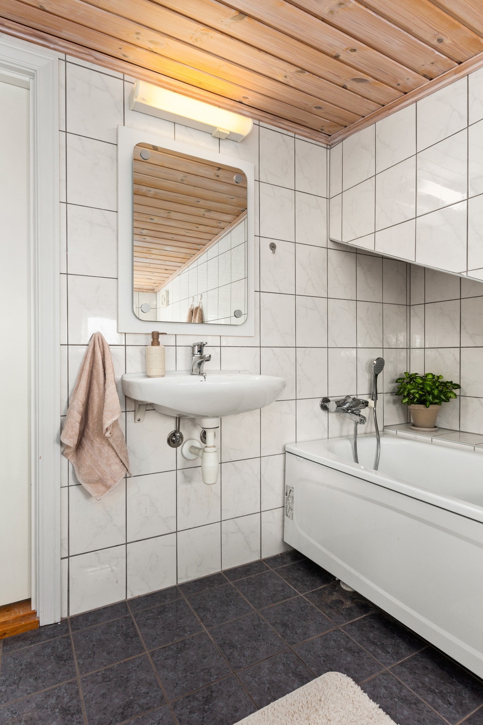 Badet er utstyrt med servant, gulvfestet toalett og badekar, noe som gir gode muligheter for både raske dusjer og avslappende bad. Galleribilde