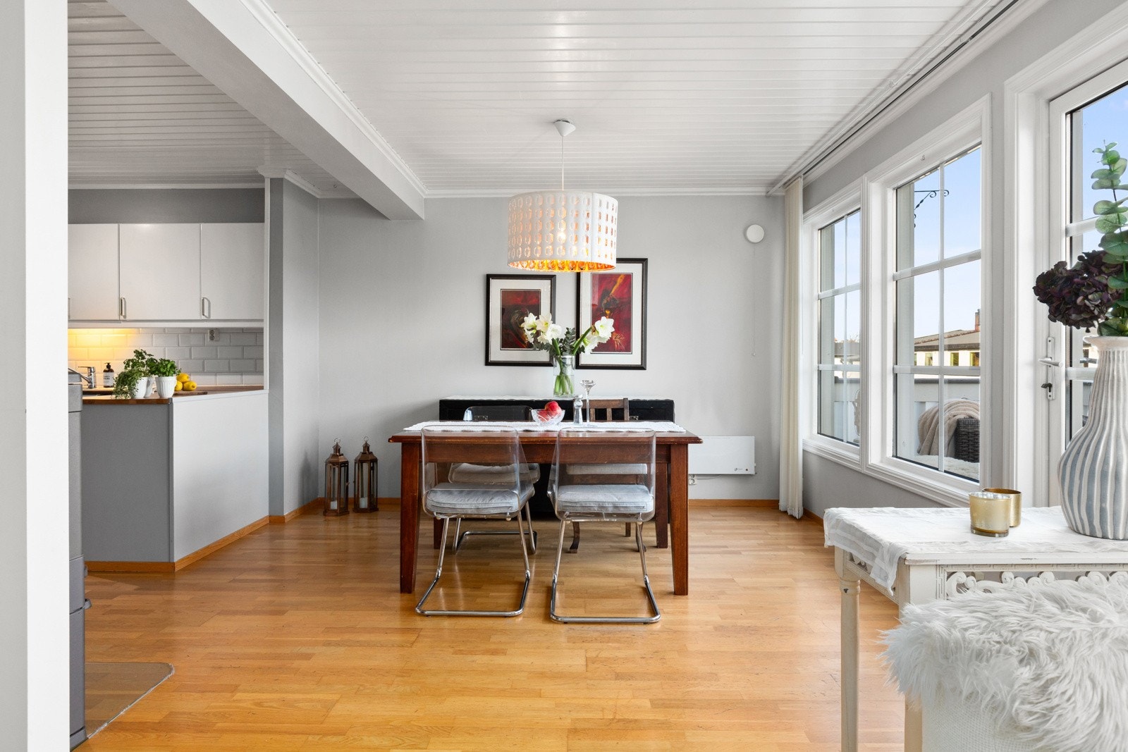 God plass i spisestuen for å dekke på til selskap. Lampen i spisestuen medfølger ikke. Galleribilde