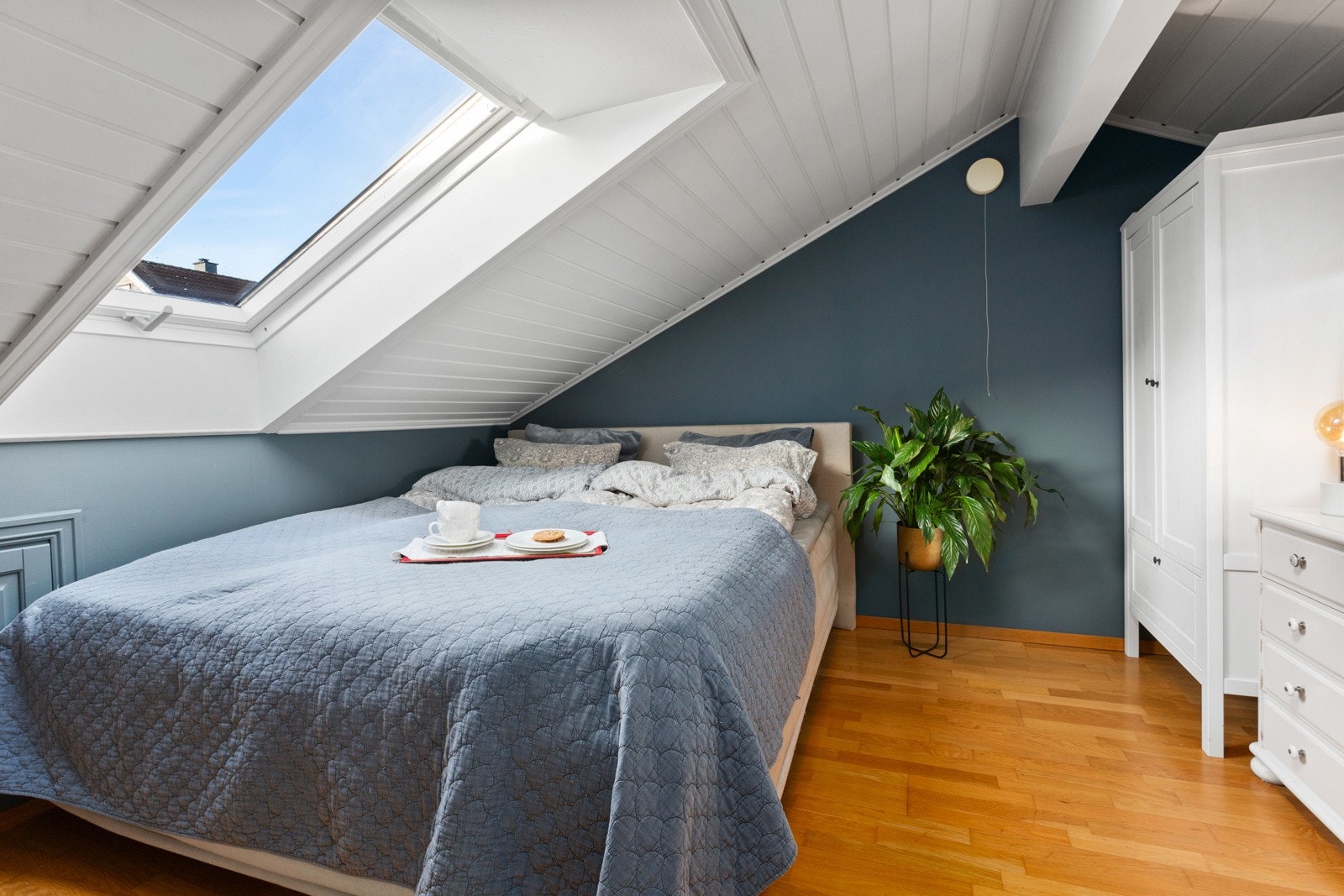 Soverom 2 ligger også i andre etasje og er mindre enn det første soverommet. Galleribilde