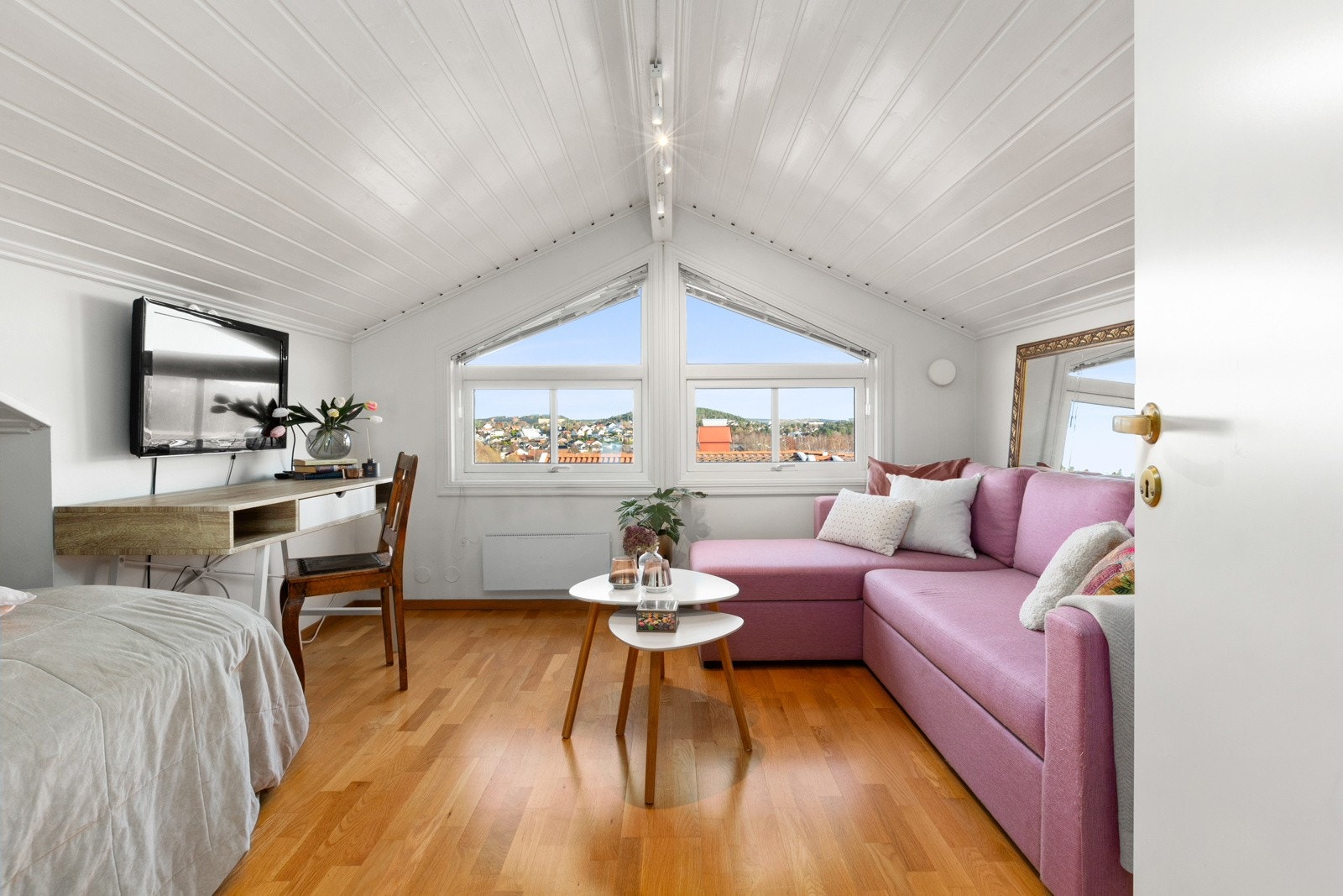 Soverom nr. 1 er av god størrelse. Rommet er delt opp i tre soner; soverom, tv-stue og garderobe. Galleribilde