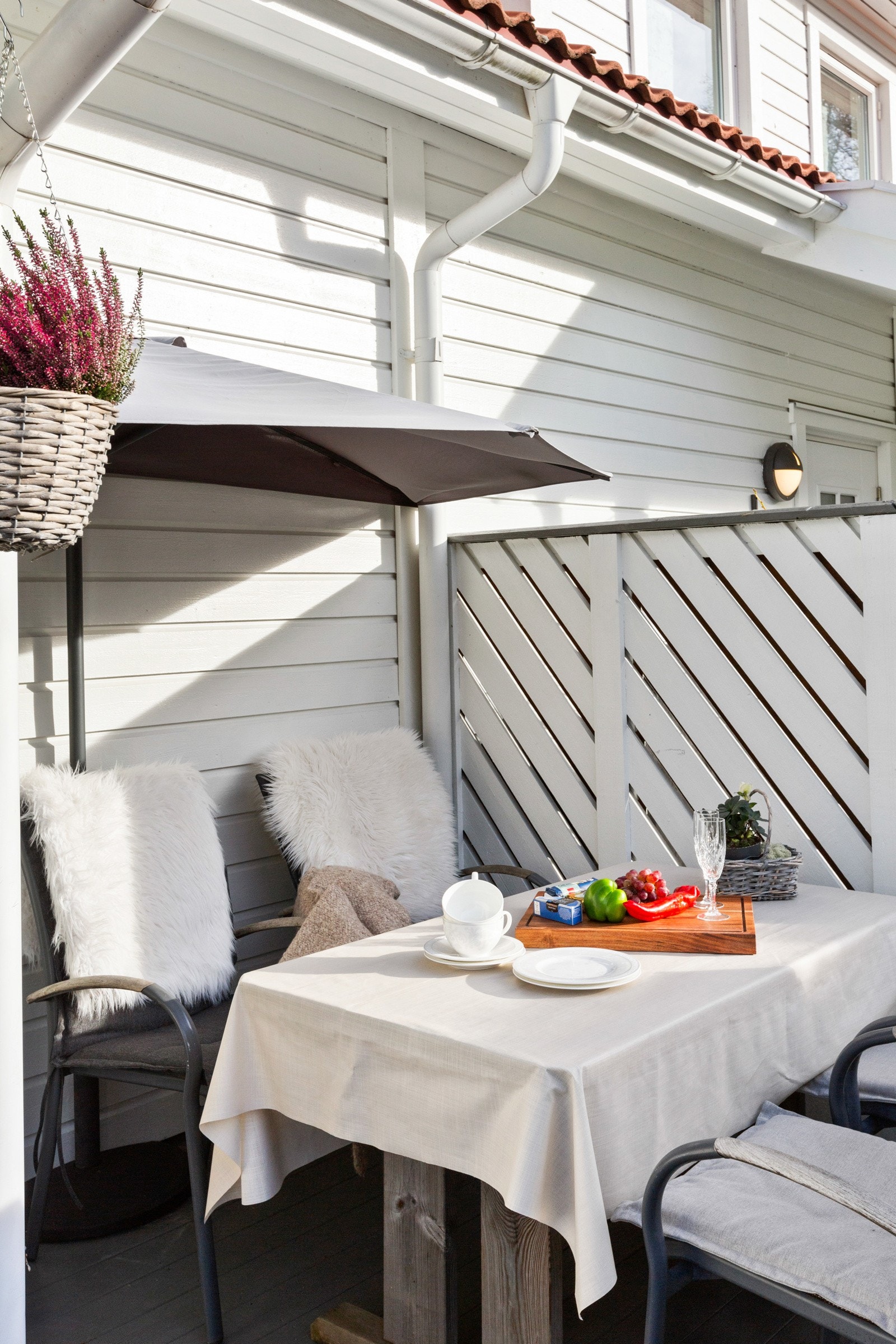 Terrassen ved inngangspartiet strekker seg over 18 m² og gir deg mulighet til å utvide ditt boareal på fine dager. Galleribilde