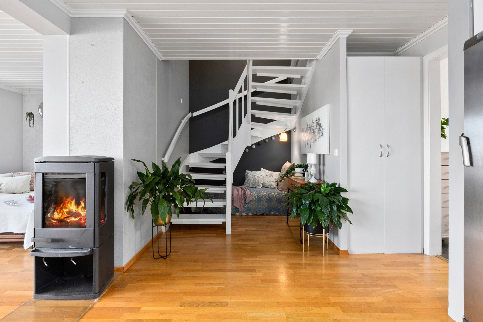 I overgangen mellom kjøkkenet og stuen er det en peisovn med glassfelt. Galleribilde