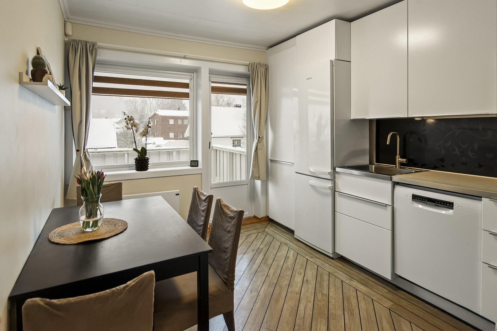 Plass til spisebord på kjøkken. Galleribilde