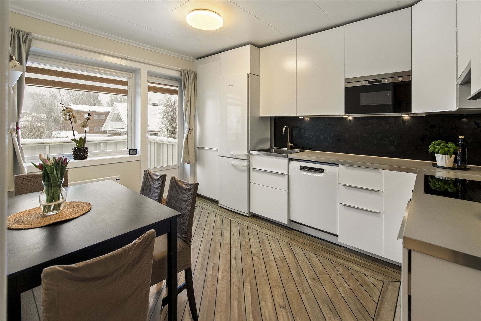 Separat kjøkken med god plass. Galleribilde