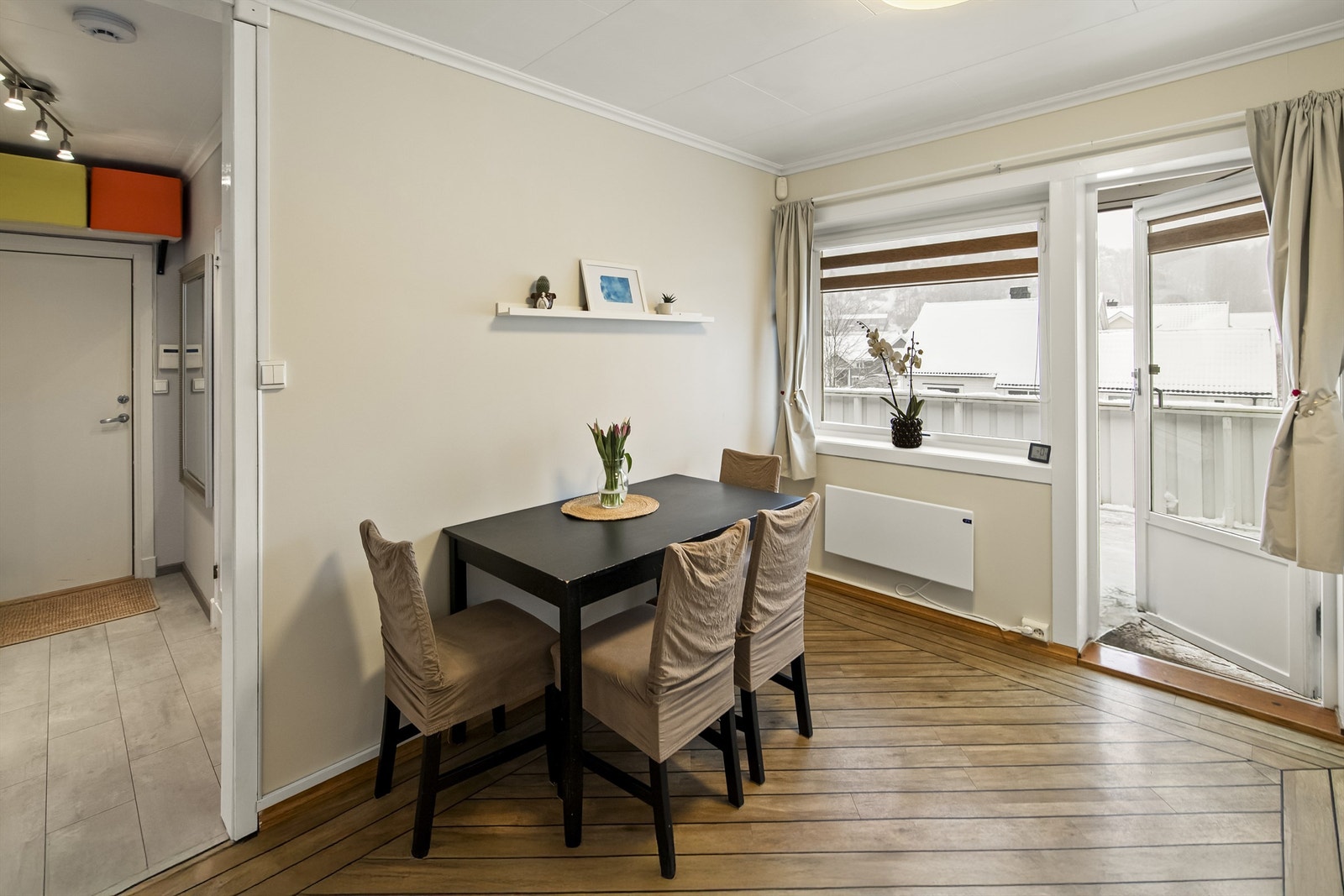 Fra kjøkken er det utgang til stor balkong. Galleribilde