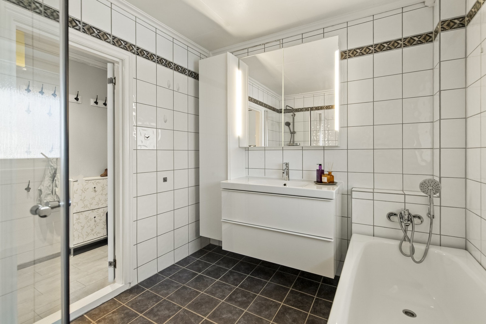 Servant i innredning, speilskap, badekar og dusjnisje. Galleribilde