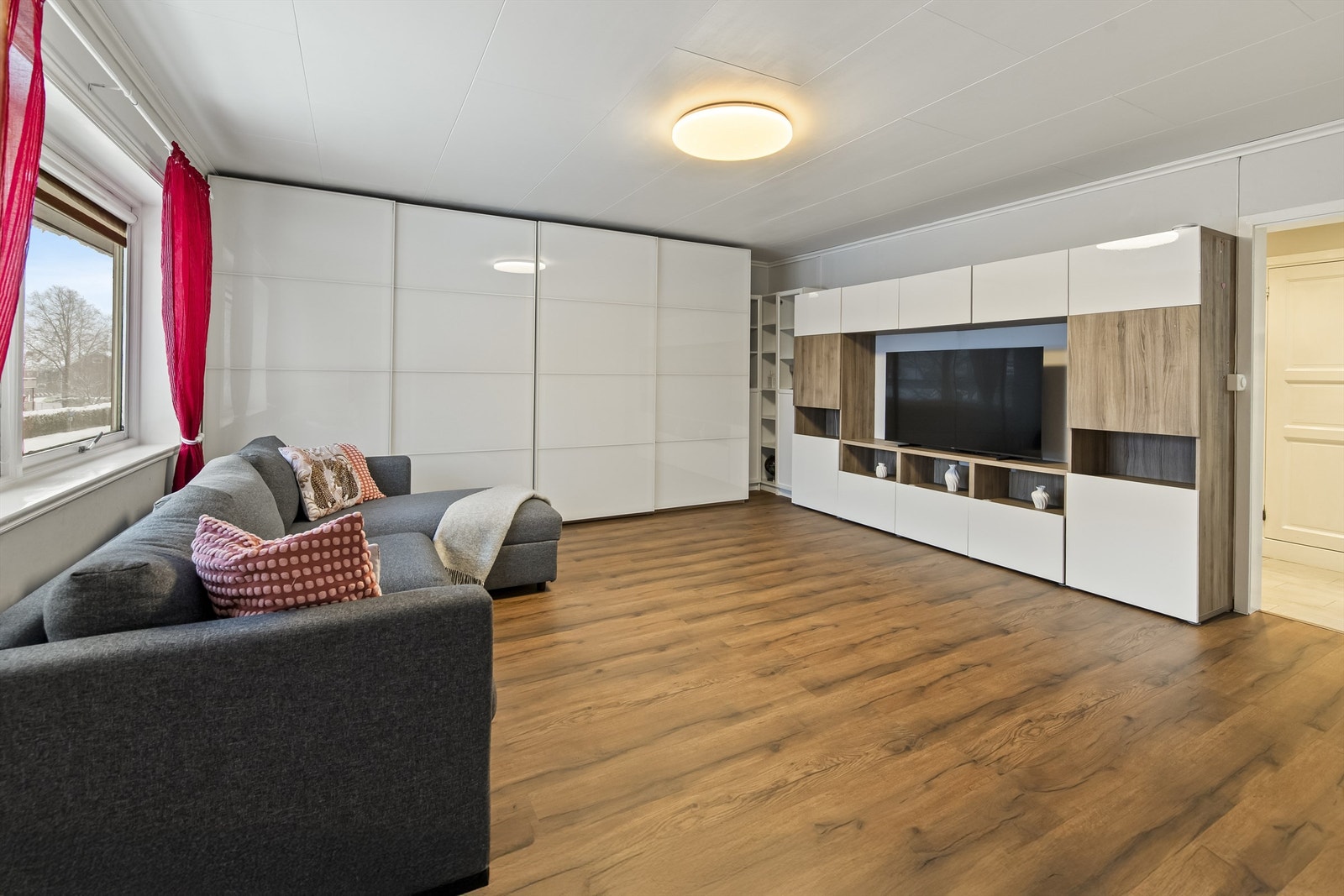 Romslig stue. Galleribilde