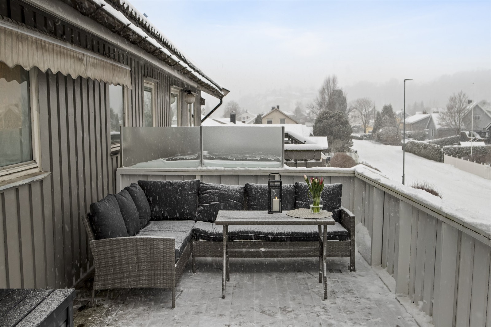 Balkong med plass til stor sofagruppe. Galleribilde