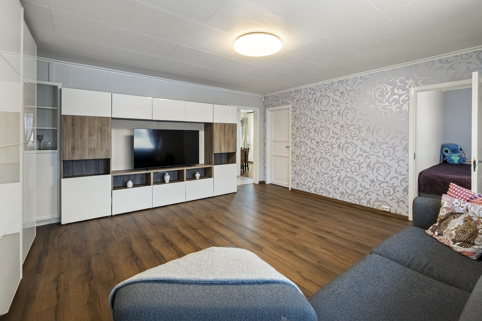 Romslig stue med inngang til 2 soverom. Galleribilde