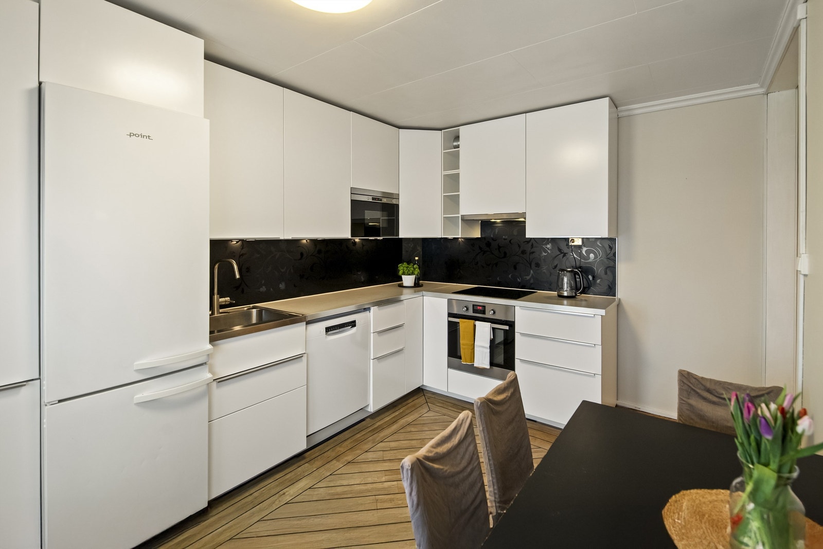 Slette hvite fronter. Galleribilde