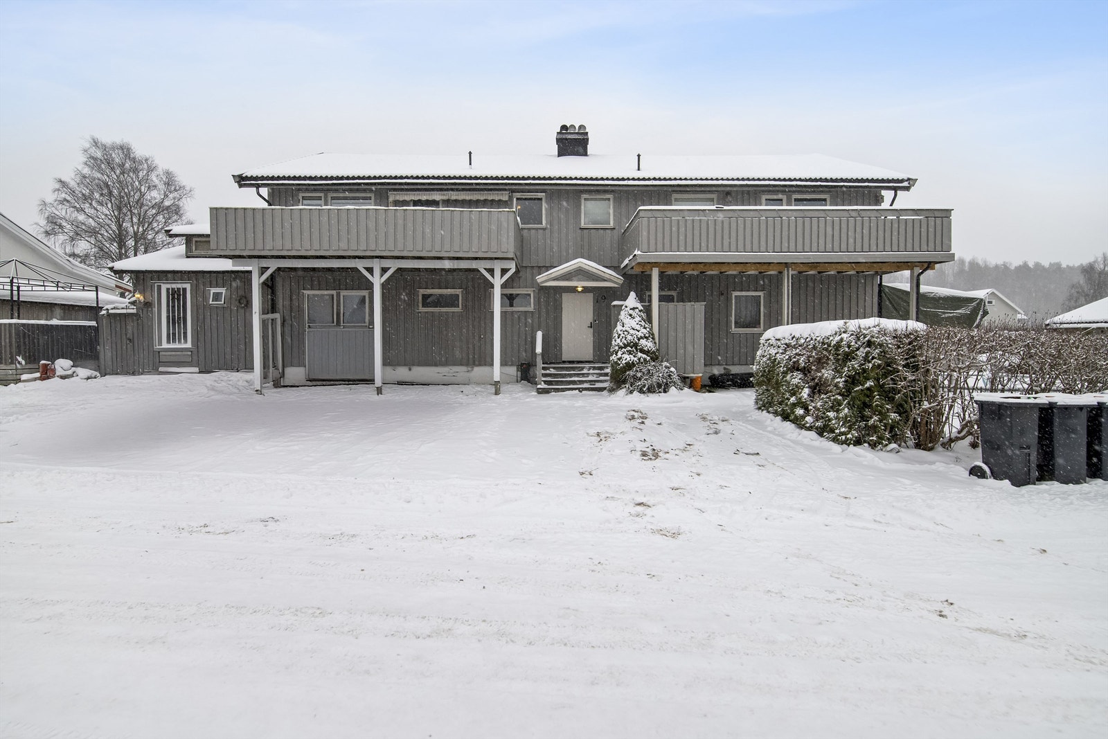 Biloppstillingsplass på sameiets tomt. Galleribilde