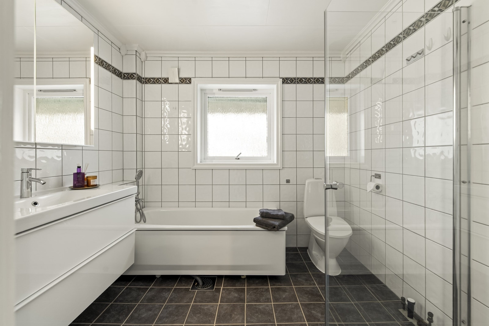 Delikat flislagt bad. Galleribilde