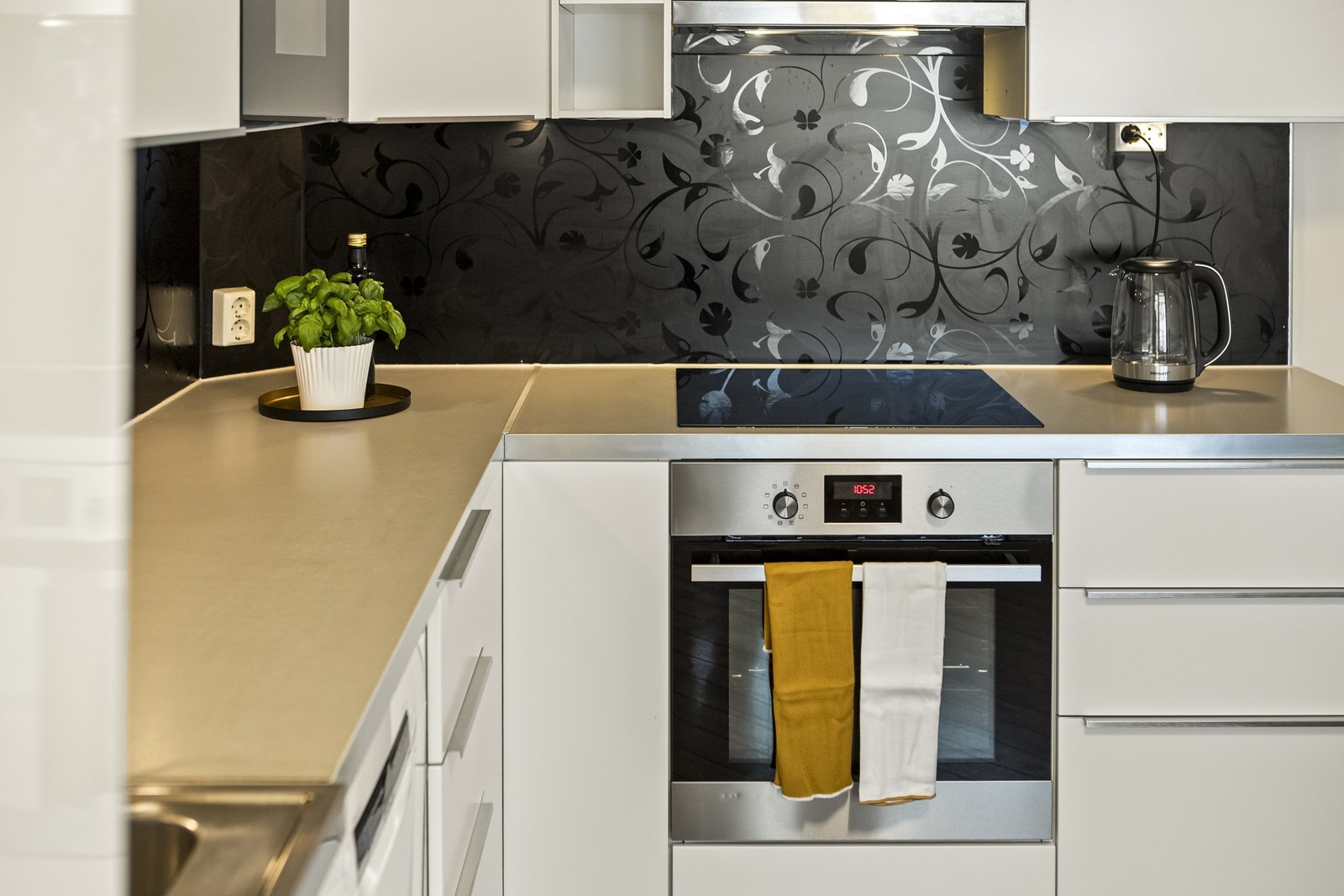 Integrert komfyr og platetopp. Galleribilde