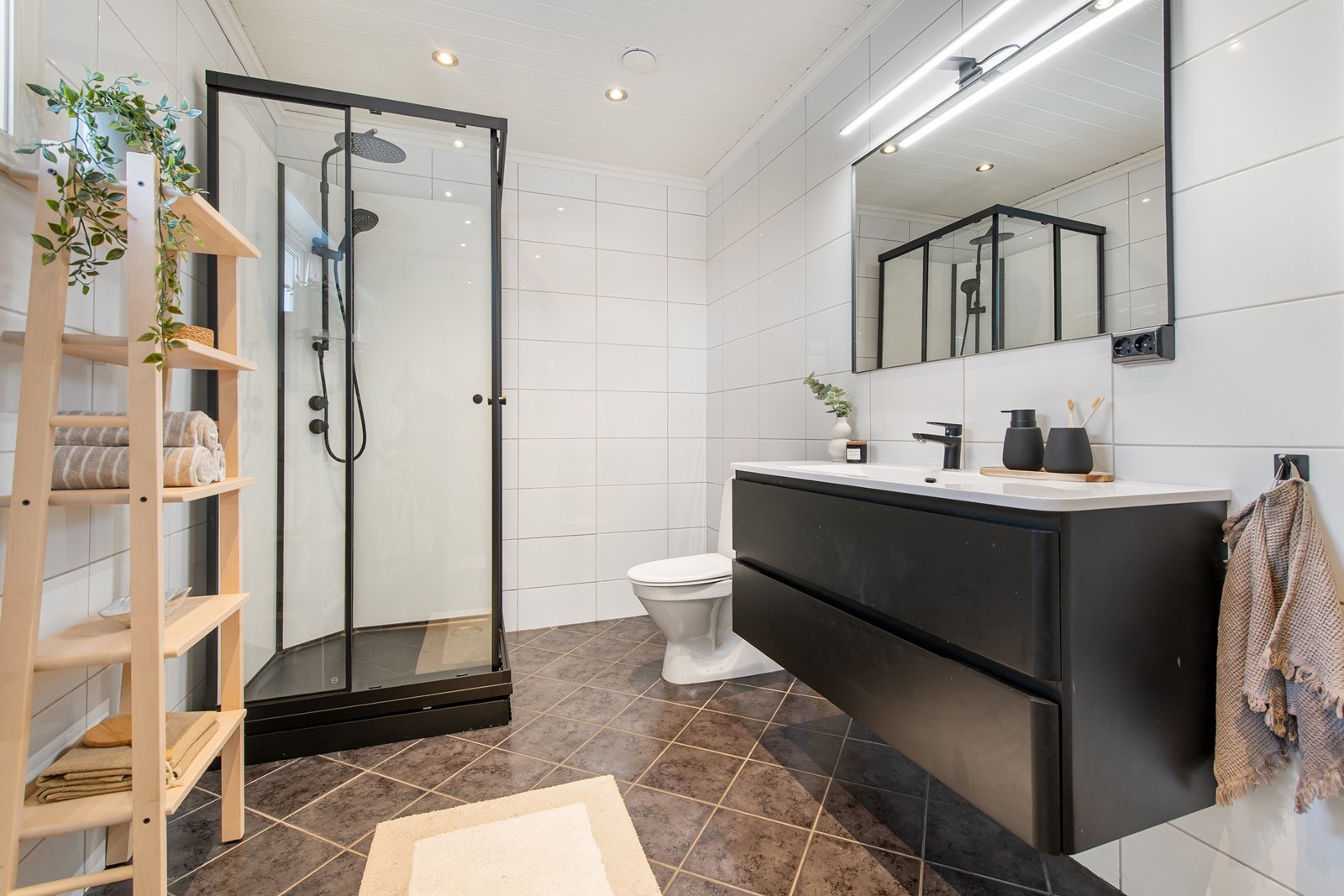 Pent og romslig bad med moderne innredning og plass til badekar ved behov. Galleribilde