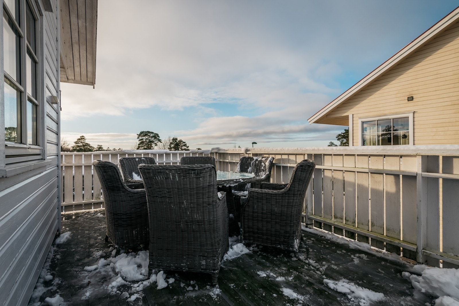 Boligens terrasse er romslig og gir plass til å innrede med de hagemøblene en måtte ønske. Galleribilde