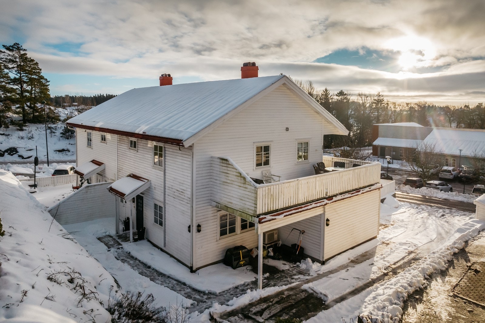 Eiendommen ligger i et fredelig nabolag, med flotte sol- og utsiktsforhold. Galleribilde