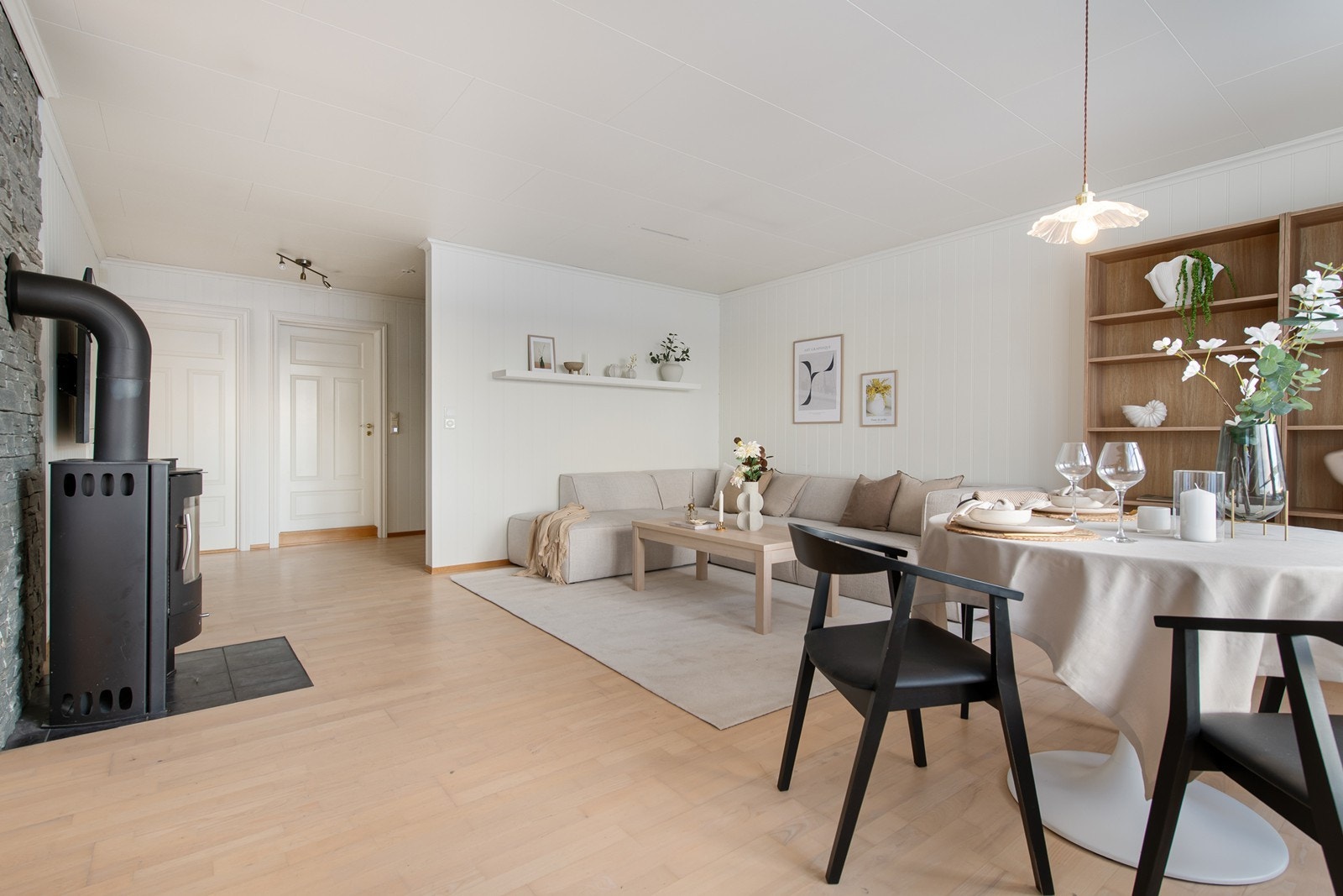 Hyggelig stue med peis. Galleribilde