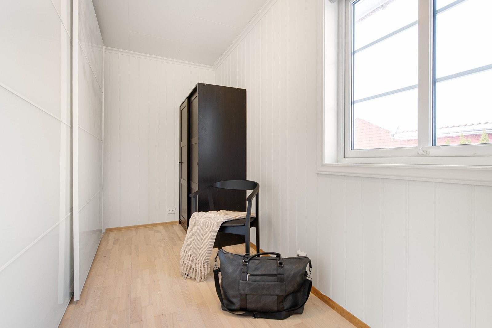 Soverom som er innredet som garderobe. Galleribilde