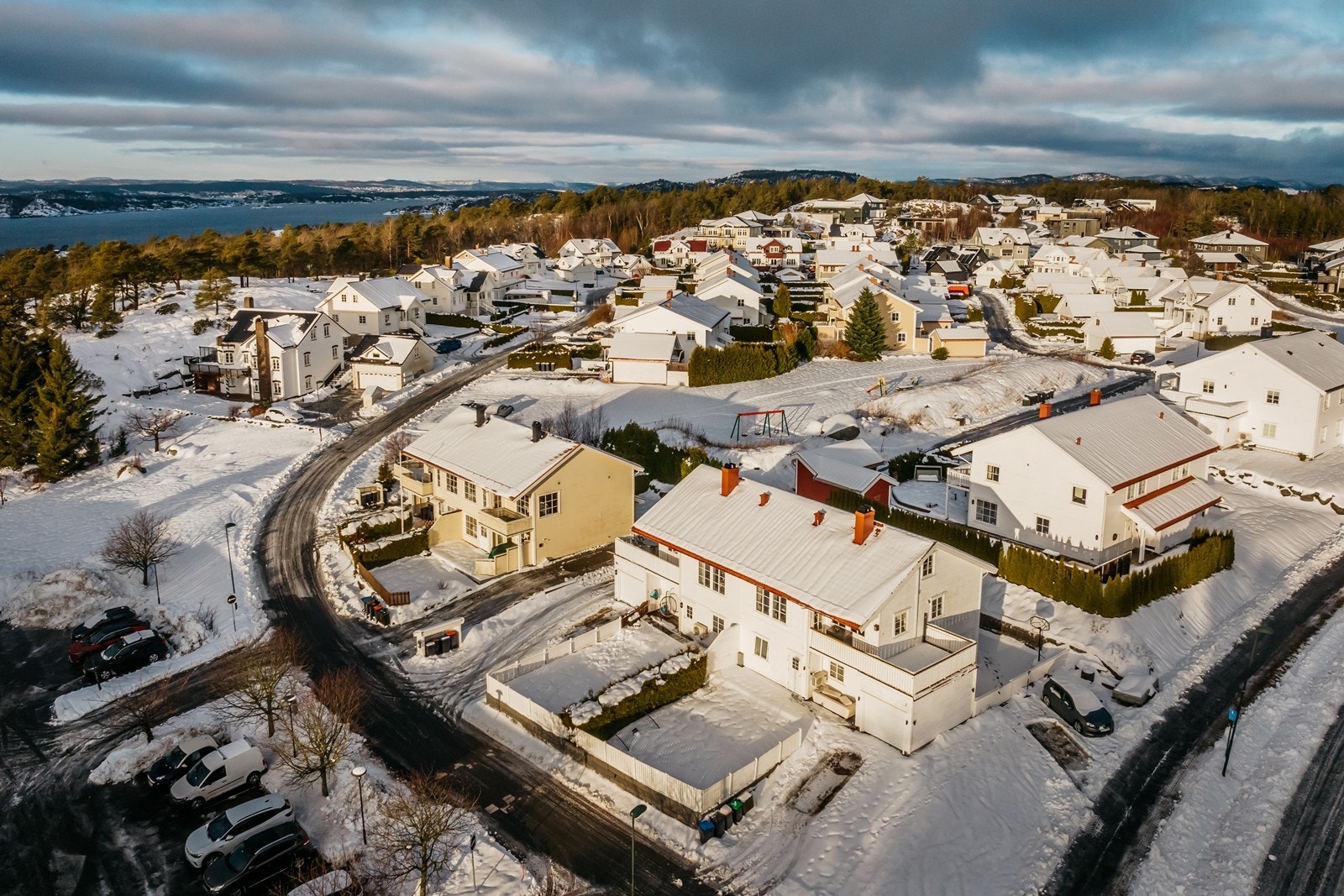 Kort gangavstand til det meste man trenger i hverdagen, bl.a. bussholdeplass, barnehager og flotte turområder. Galleribilde