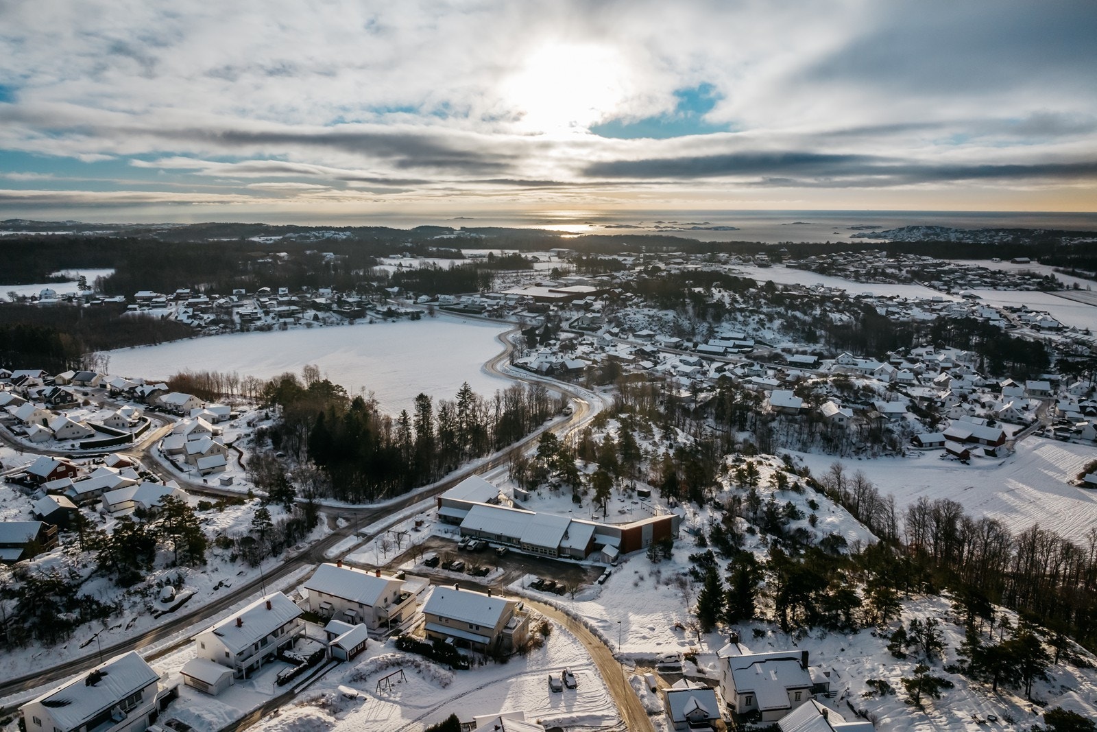 Fra boligen er det 5 minutts gange til nærmeste buss stopp, barnehage 1 minutt unna og dagligvarebutikk er en 10 minutts spasertur fra boligen. Så her har man alt man trenger i umiddelbar nærhet. Galleribilde