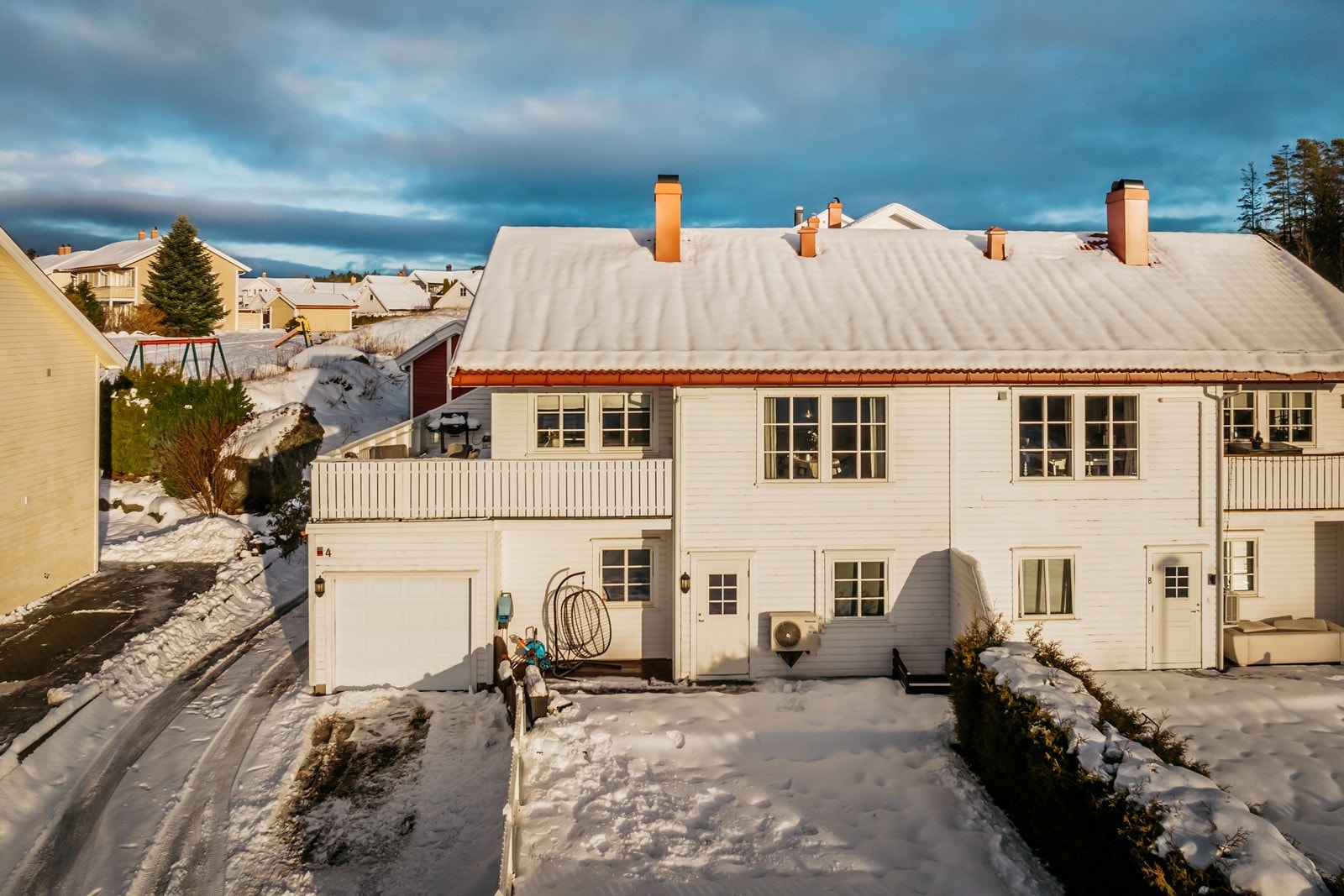 Boligen er over 2 plan med god planløsning og inneholder bl.a.4 soverom, 2 stuer, 2 bad. Godkjent utleiedel, og garasje. Galleribilde