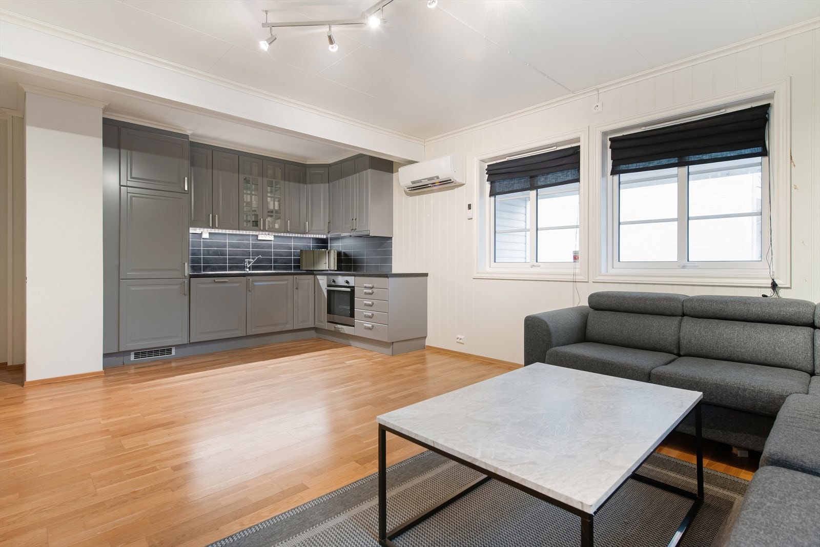 Praktisk åpen stue/kjøkken løsning i utleiedelen, perfekt for sosiale sammenkomster. Galleribilde