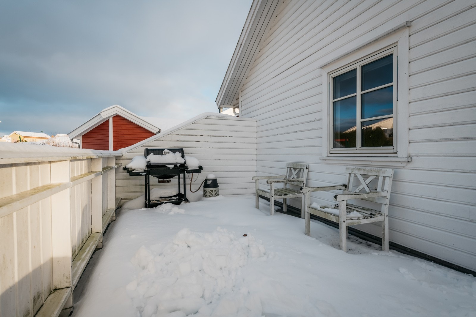Sydvestvendt terrasse med sol fra morgen til kveld. Galleribilde